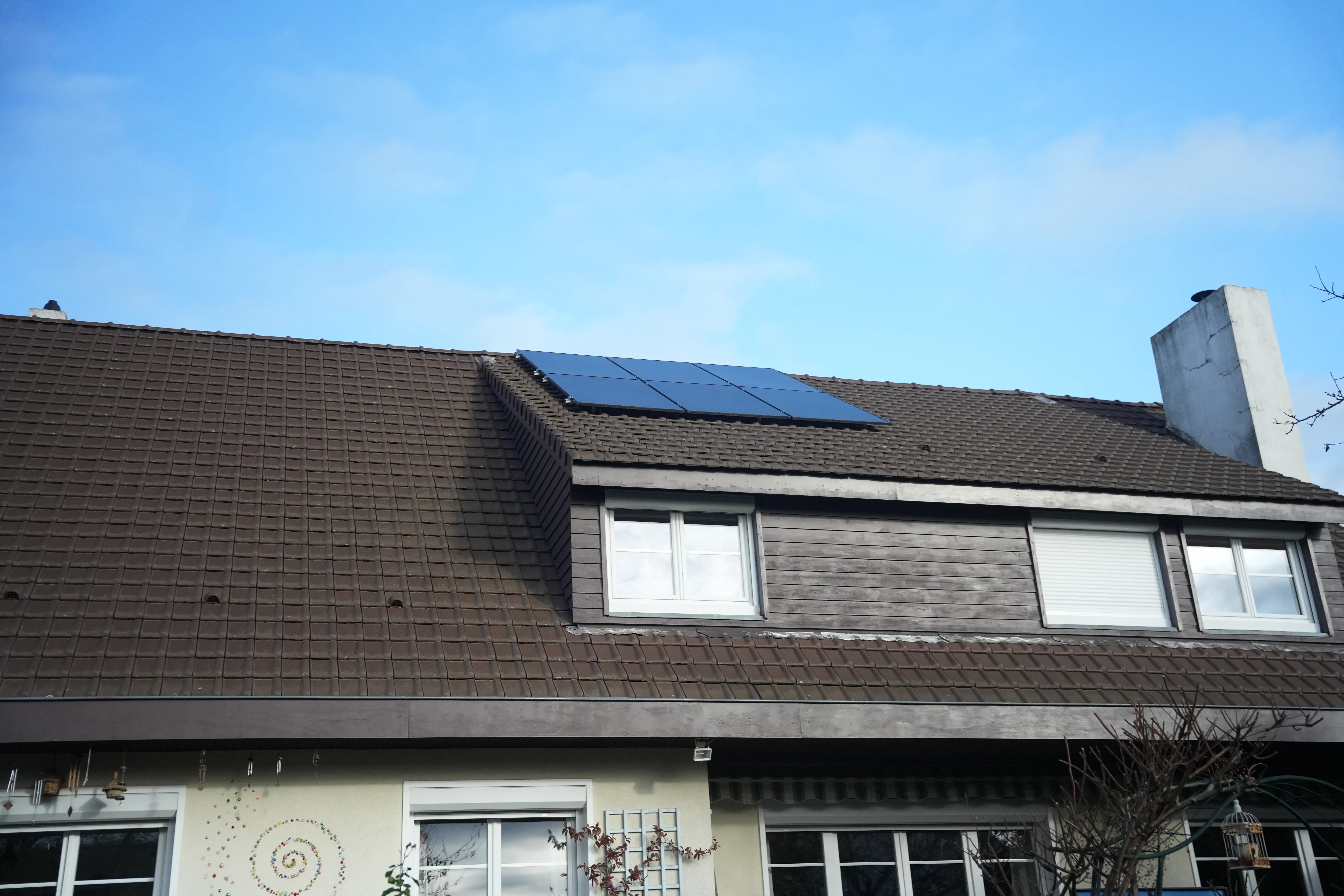 panneaux solaires installés chez monsieur Richer sur le toit de sa maison
