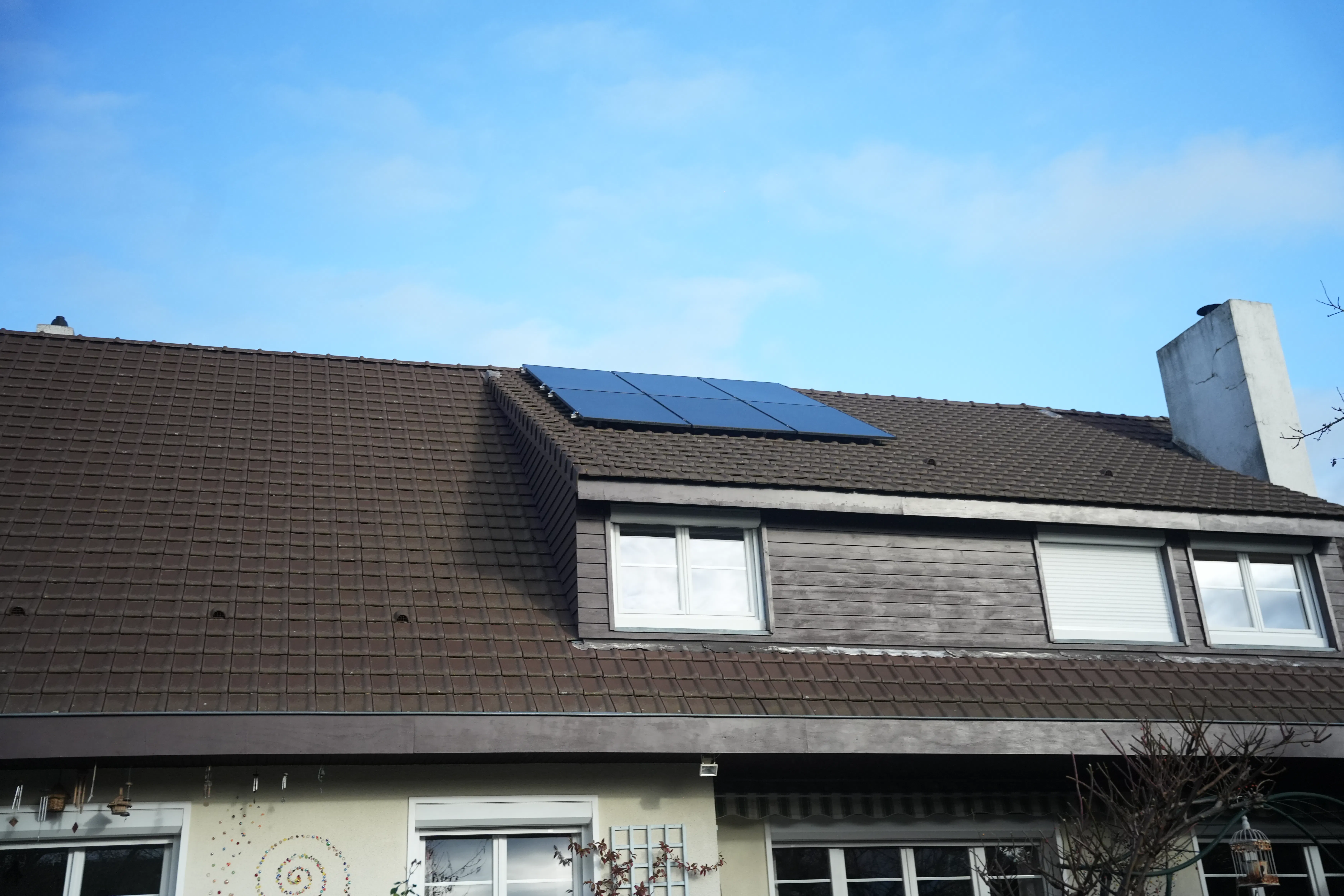panneaux solaires installés chez monsieur Richer sur le toit de sa maison