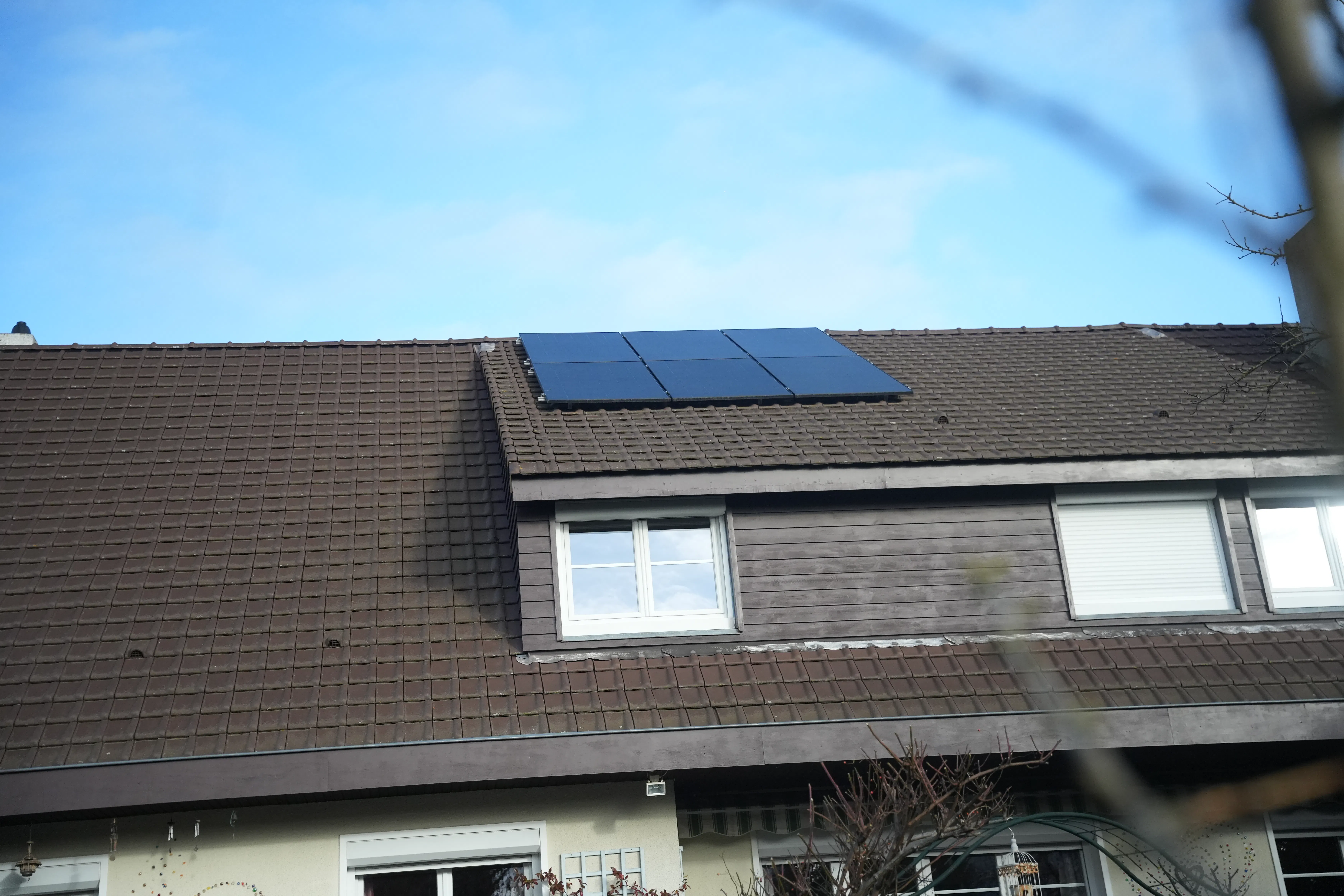 panneaux solaires installés chez monsieur Richer sur le toit de sa maison