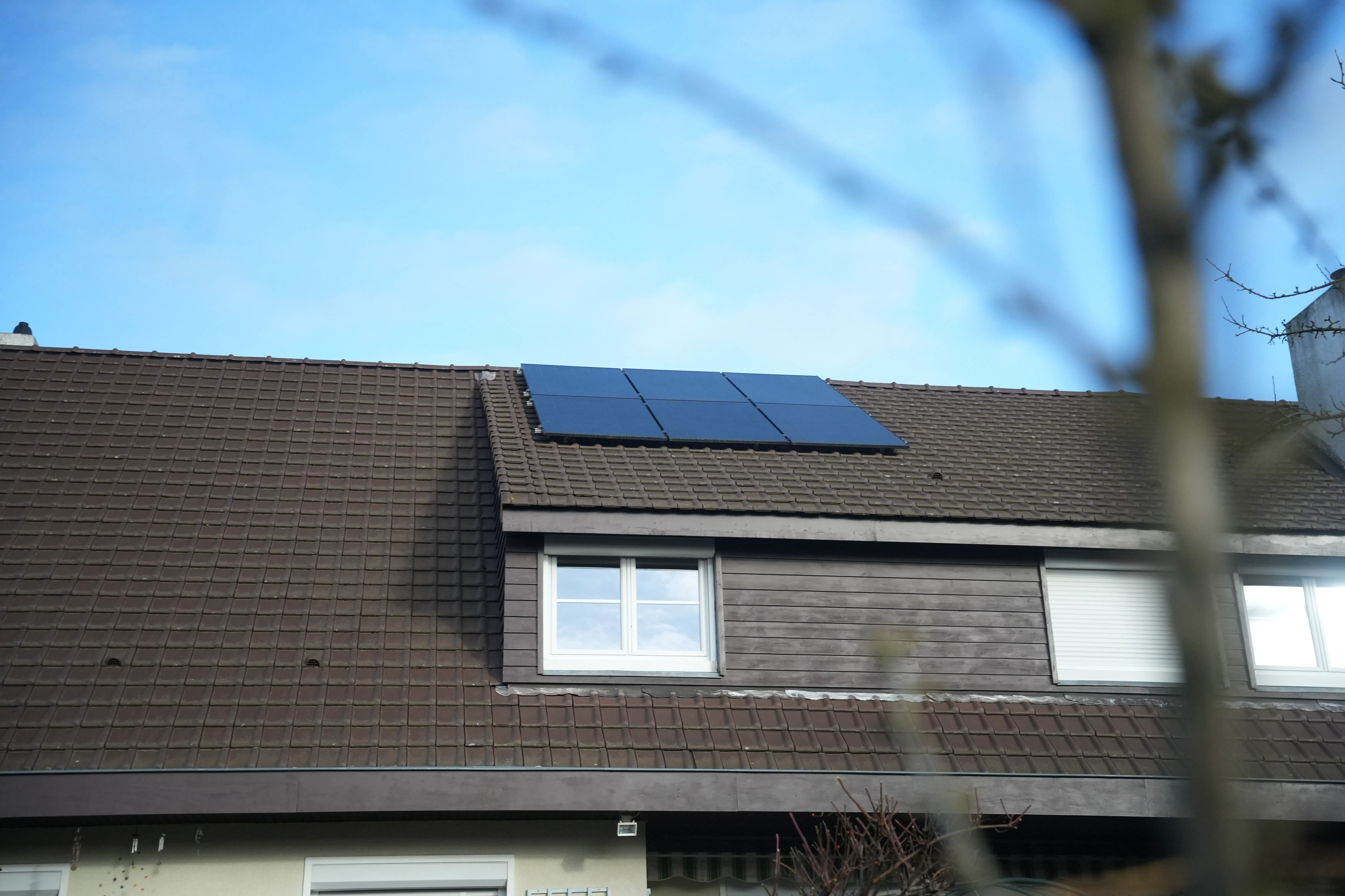 panneaux solaires installés chez monsieur Richer sur le toit de sa maison