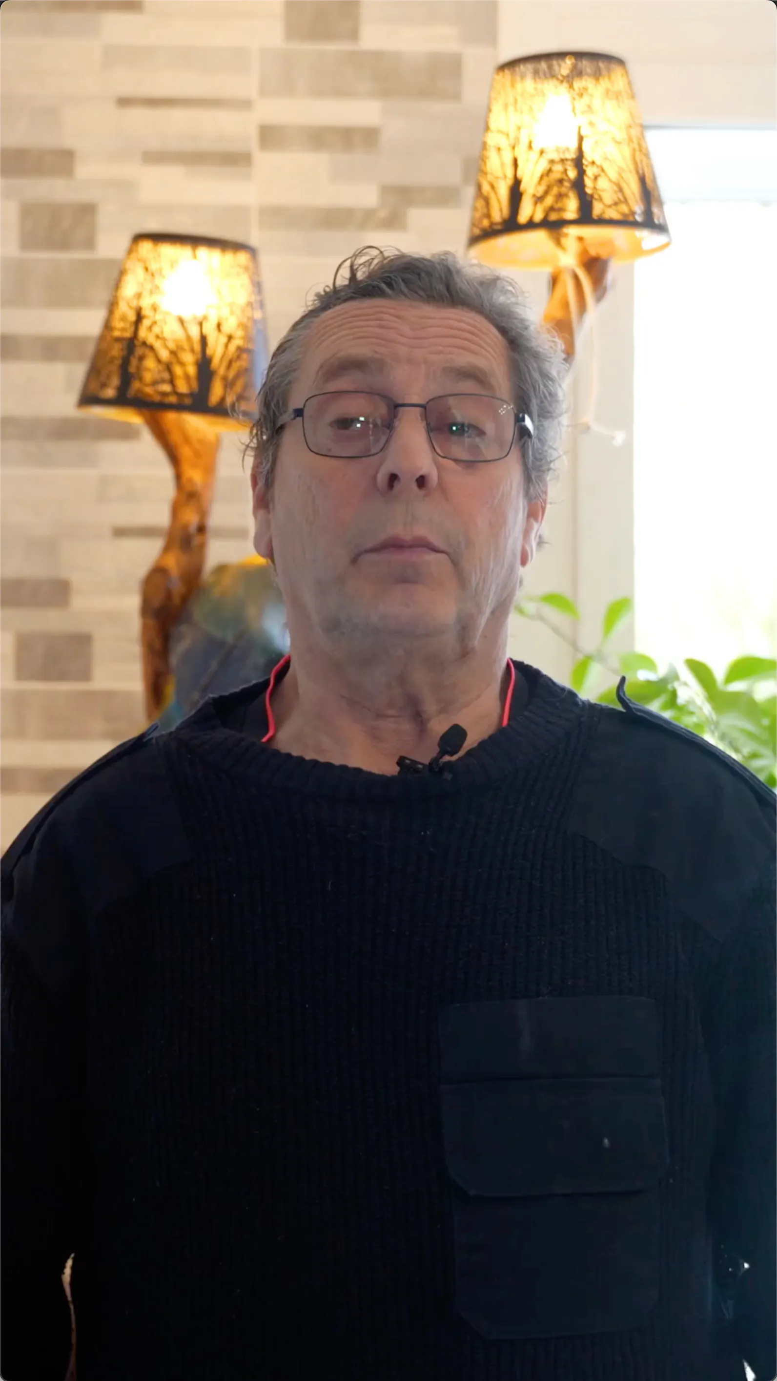 Monsieur Marin en interview entrain de parler de sa nouvelle installation de panneaux solaires par Carrefour énergies