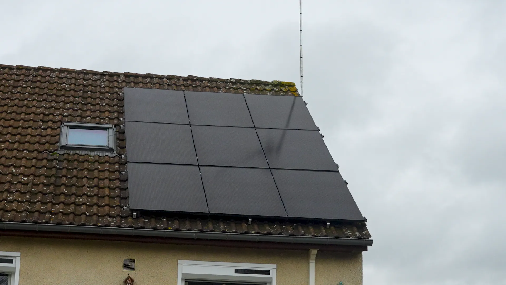 panneaux solaires installés chez monsieur Marin sur le toit de sa maison