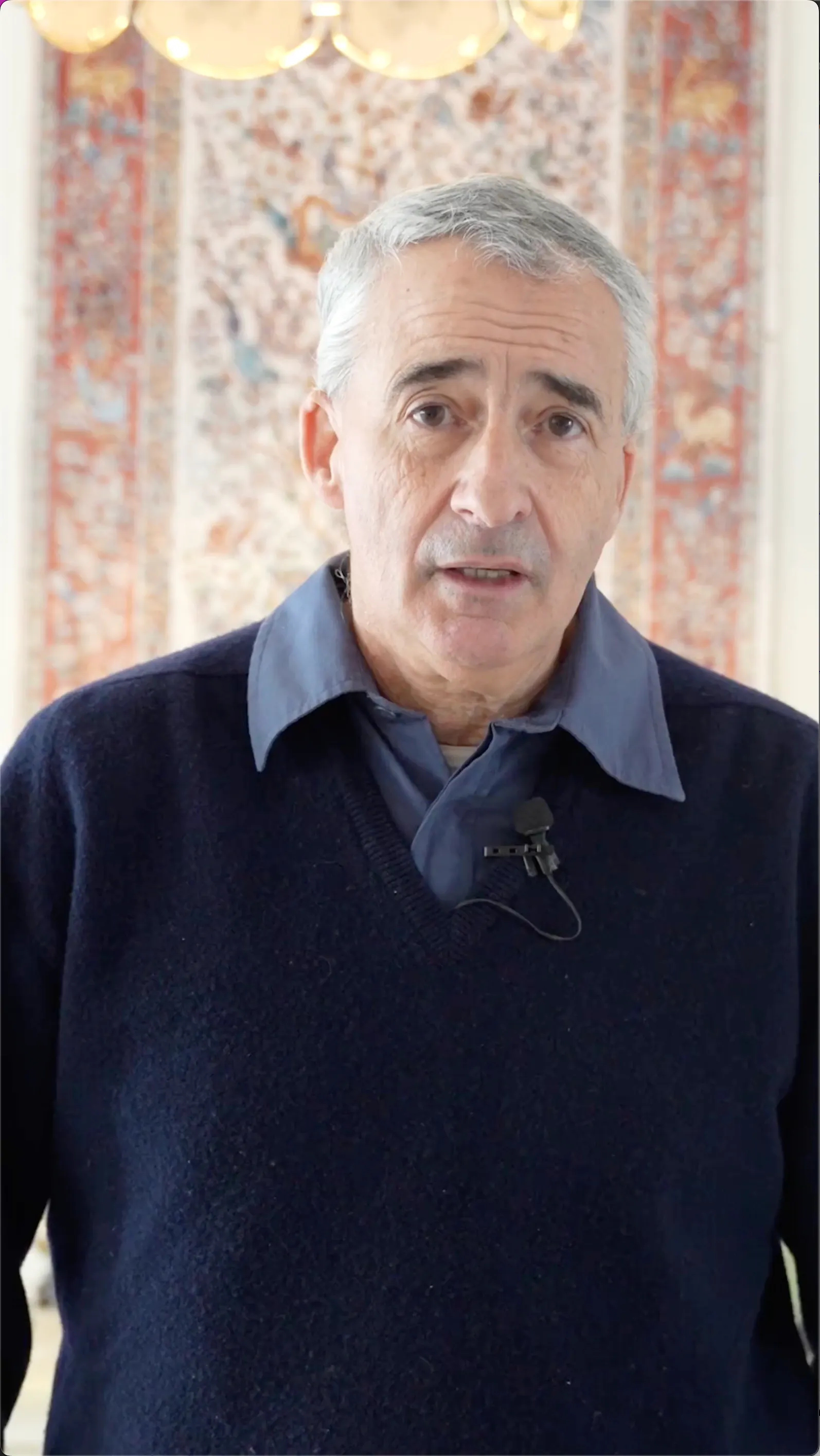 Monsieur Bellaigues en interview entrain de parler de sa nouvelle installation de pompe à chaleur air eau par Carrefour énergies