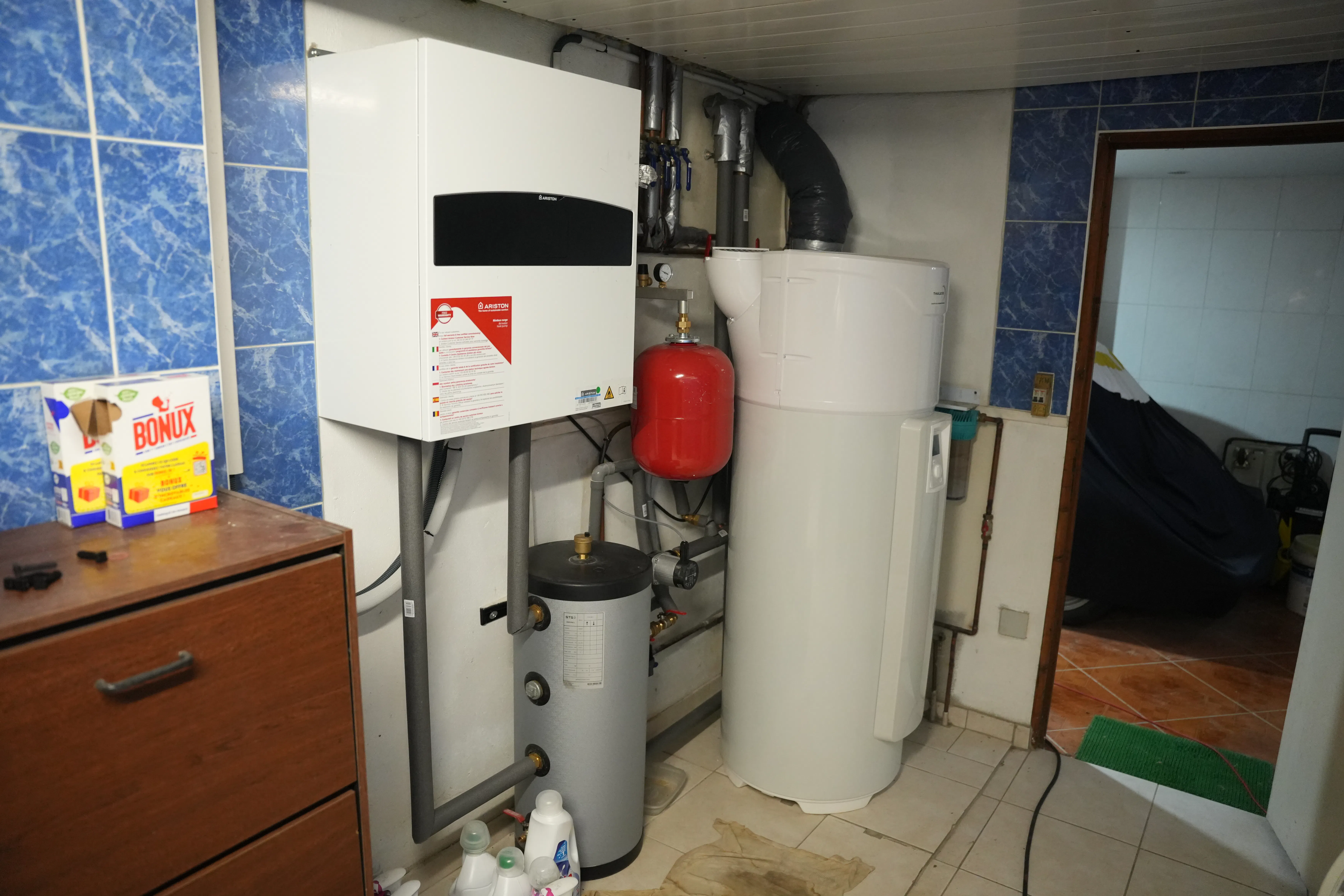 Pompe à chaleur air eau plus ballon thermodynamique installés chez monsieur Bellaigues dans sa buanderie par Avisun x Carrefour énergies