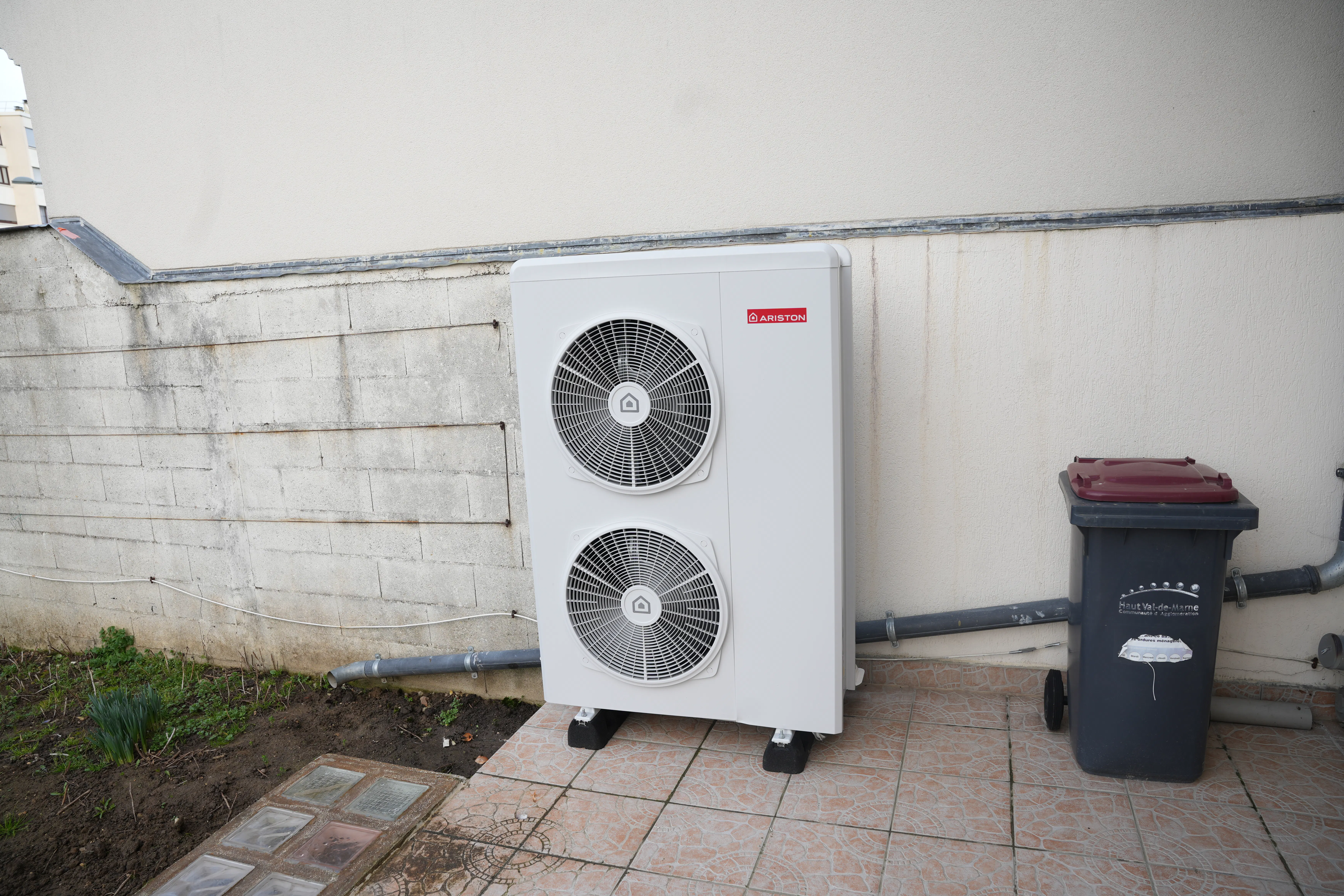 Pompe à chaleur air eau plus ballon thermodynamique installés chez monsieur Bellaigues dans sa buanderie par Avisun x Carrefour énergies