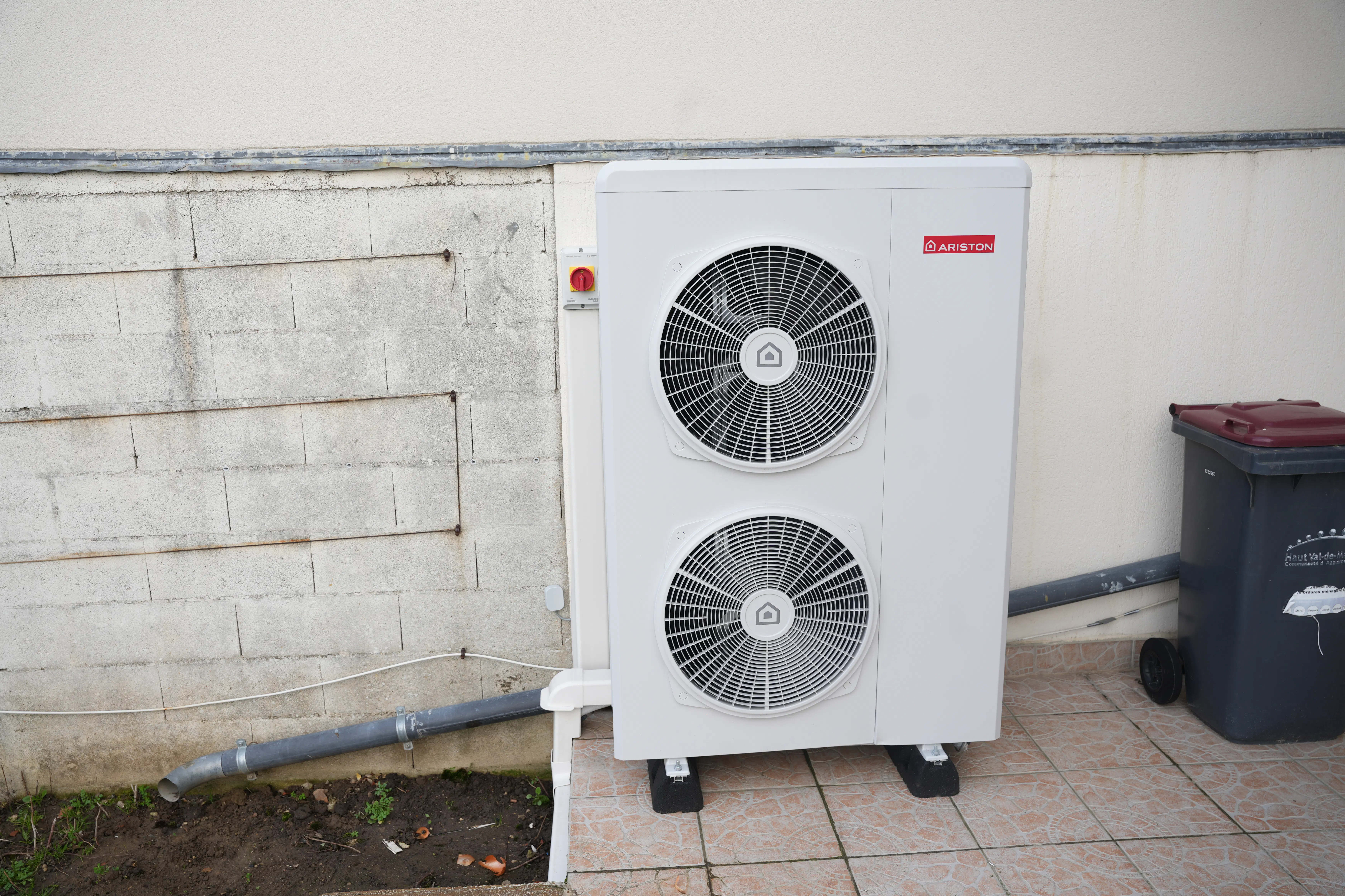 Pompe à chaleur air eau plus ballon thermodynamique installés chez monsieur Bellaigues dans sa buanderie par Avisun x Carrefour énergies