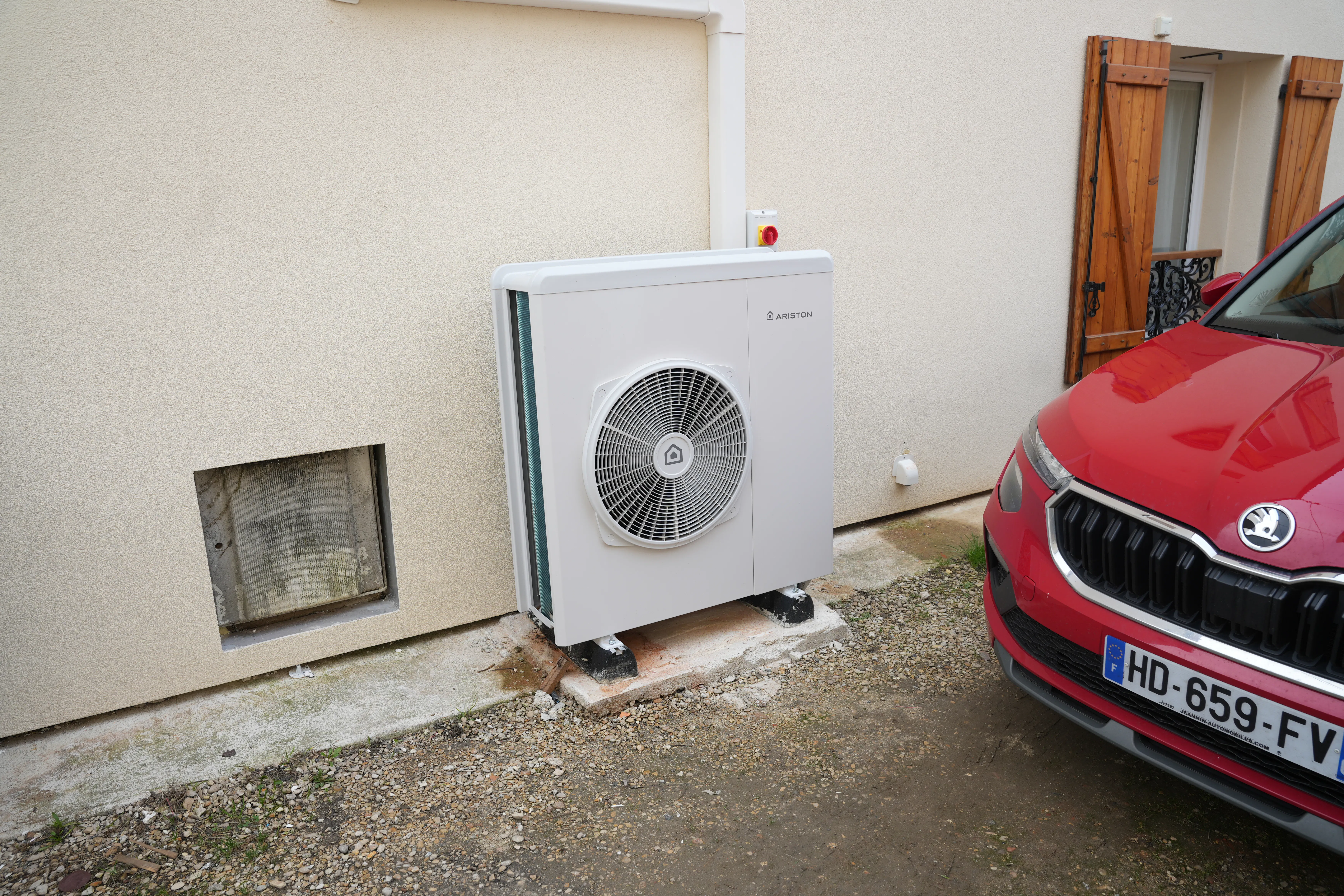 Pompe à chaleur air eau plus ballon thermodynamique installés chez monsieur Carvalho contre le mur périphérique par Avisun x Carrefour énergies