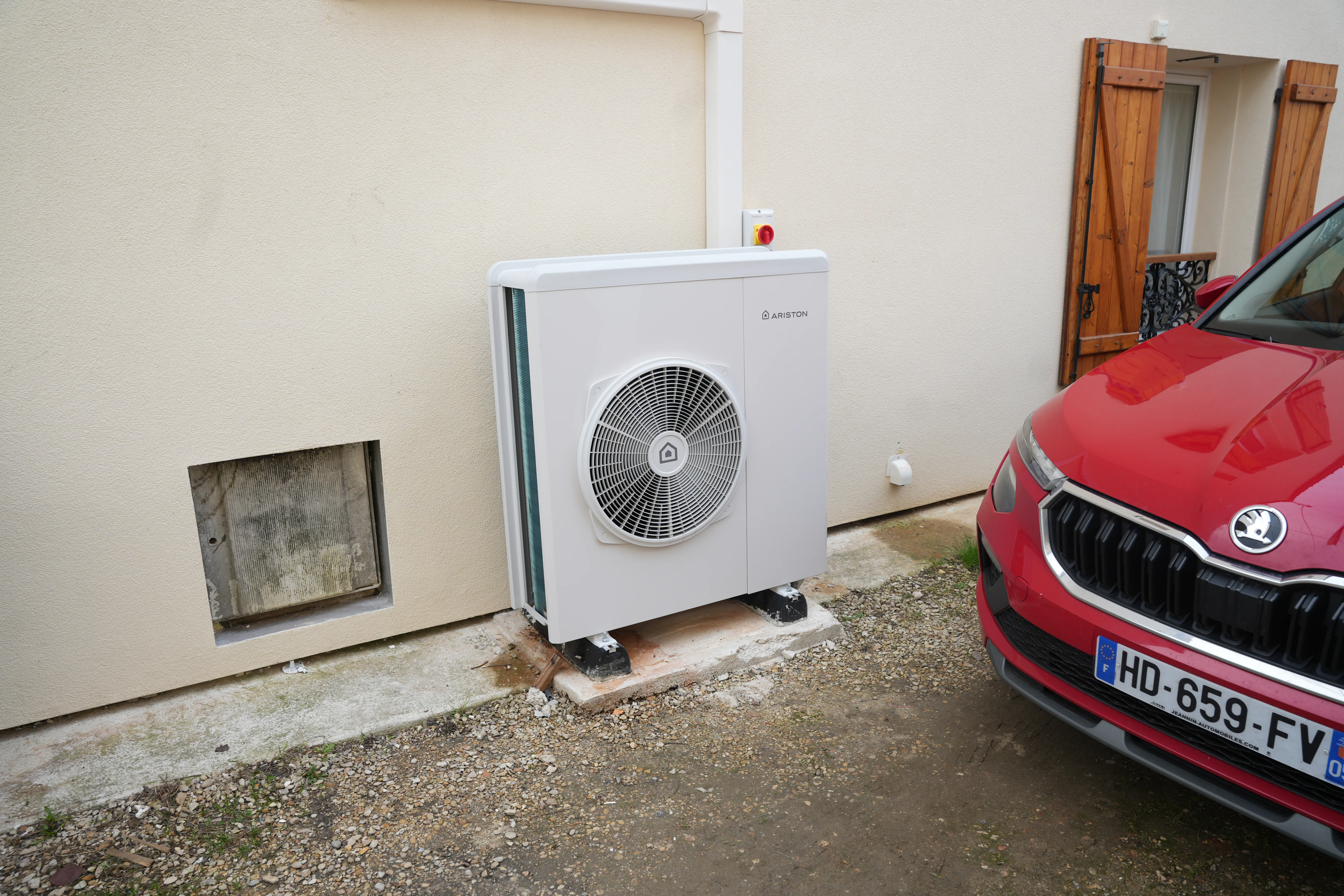 Pompe à chaleur air eau plus ballon thermodynamique installés chez monsieur Carvalho contre le mur périphérique par Avisun x Carrefour énergies