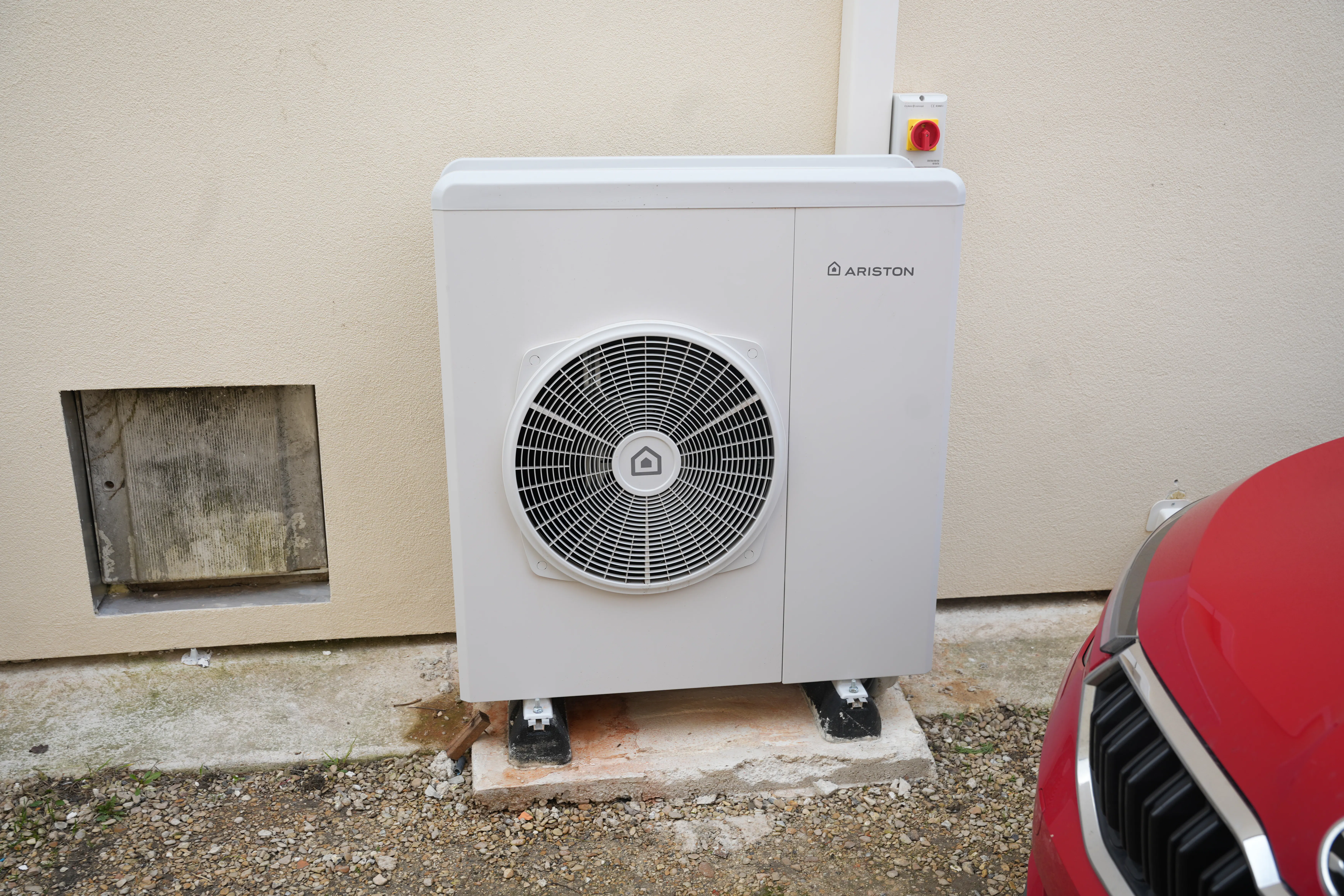 Pompe à chaleur air eau plus ballon thermodynamique installés chez monsieur Carvalho contre le mur périphérique par Avisun x Carrefour énergies