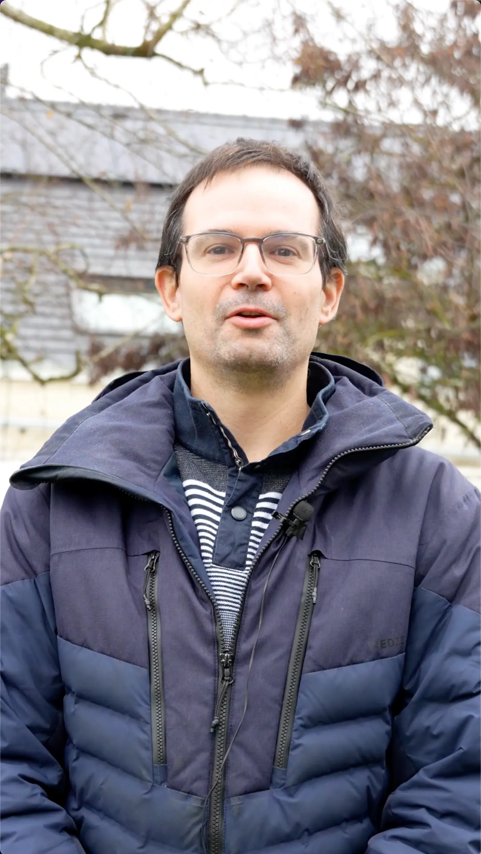 Monsieur Vassalo en interview entrain de parler de sa nouvelle installation de panneaux solaires par Carrefour énergies