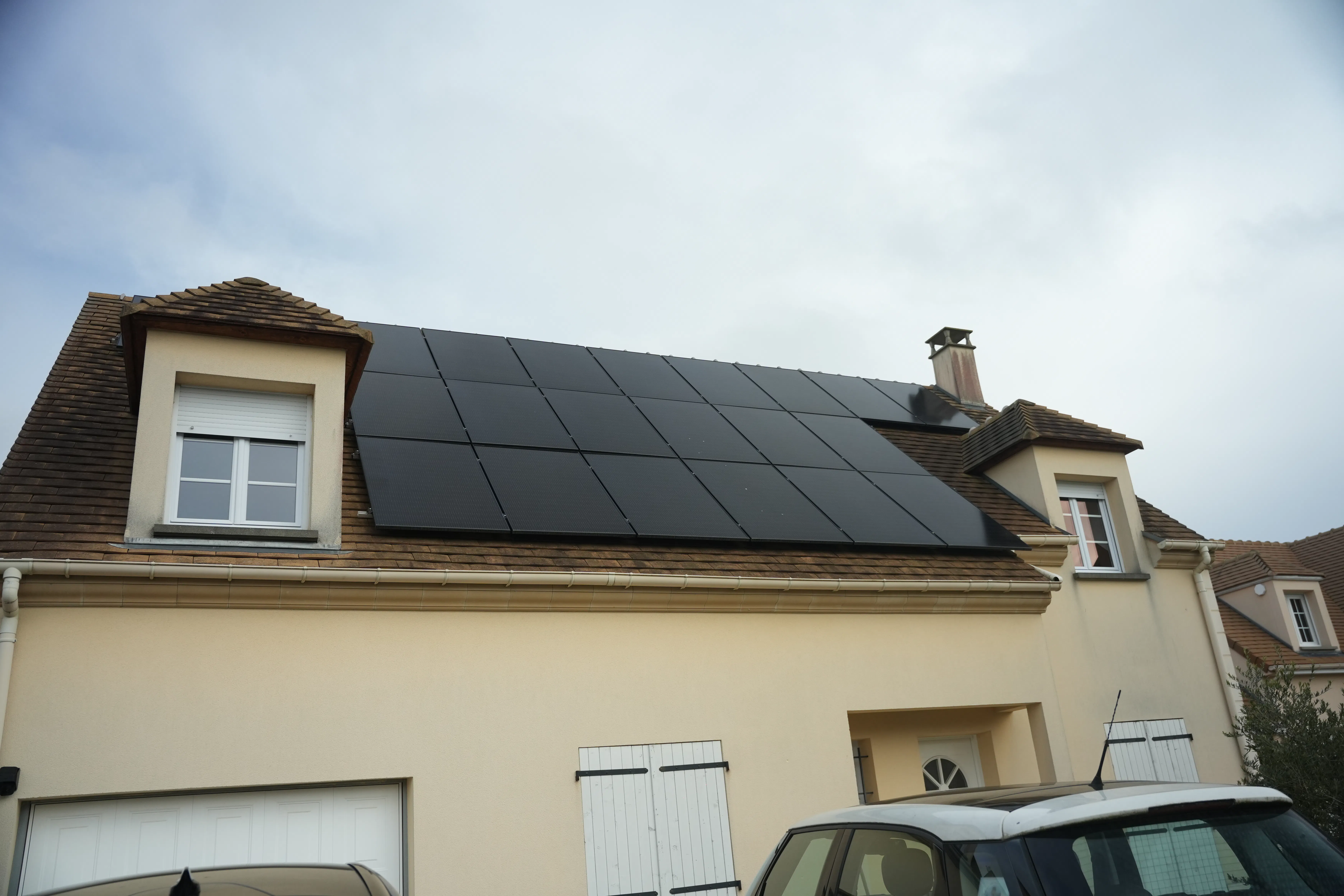 Panneaux solaires installés chez monsieur Vassalo sur le toit de sa maison