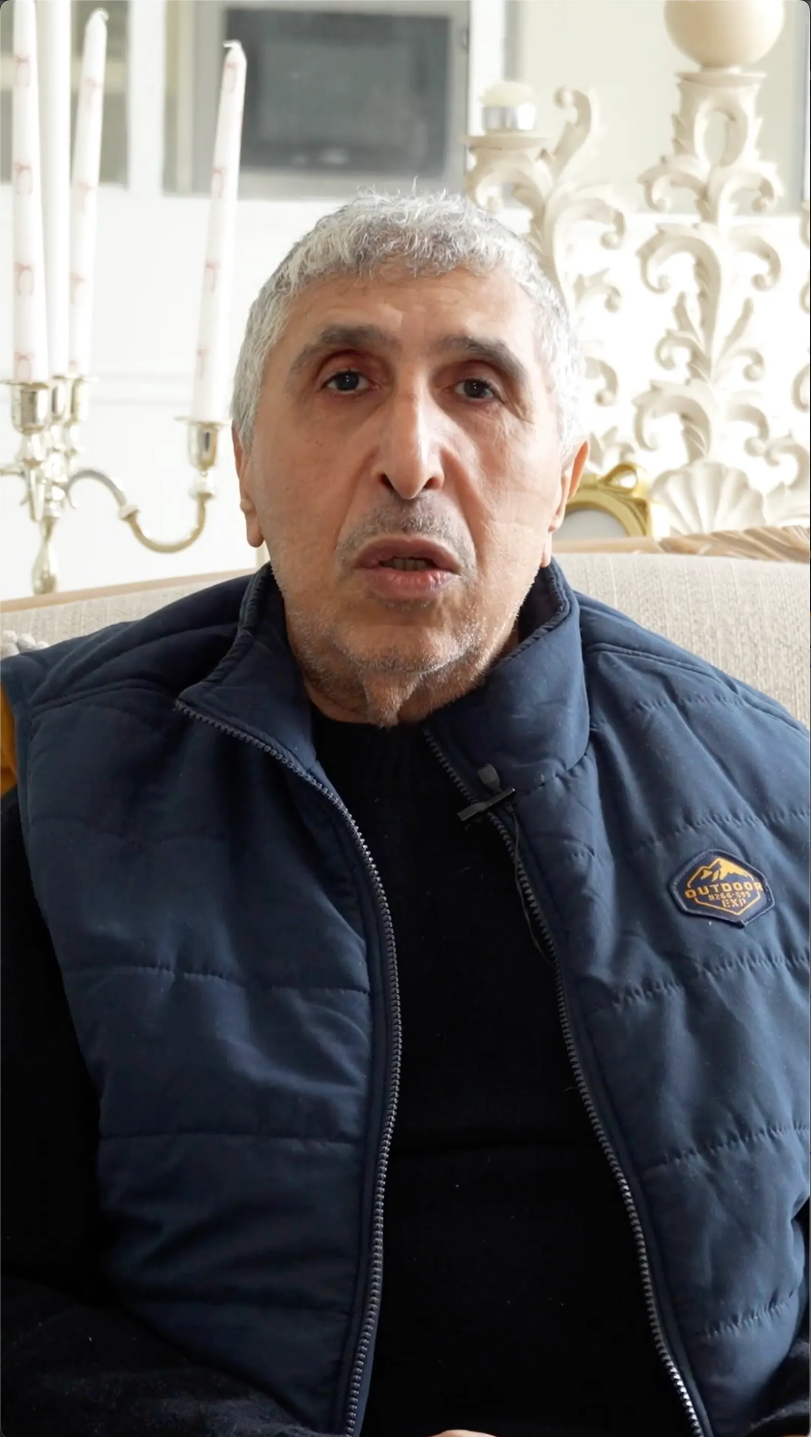 Monsieur Ennebati en interview entrain de parler de sa nouvelle installation de pompe à chaleur air eau par Carrefour énergies