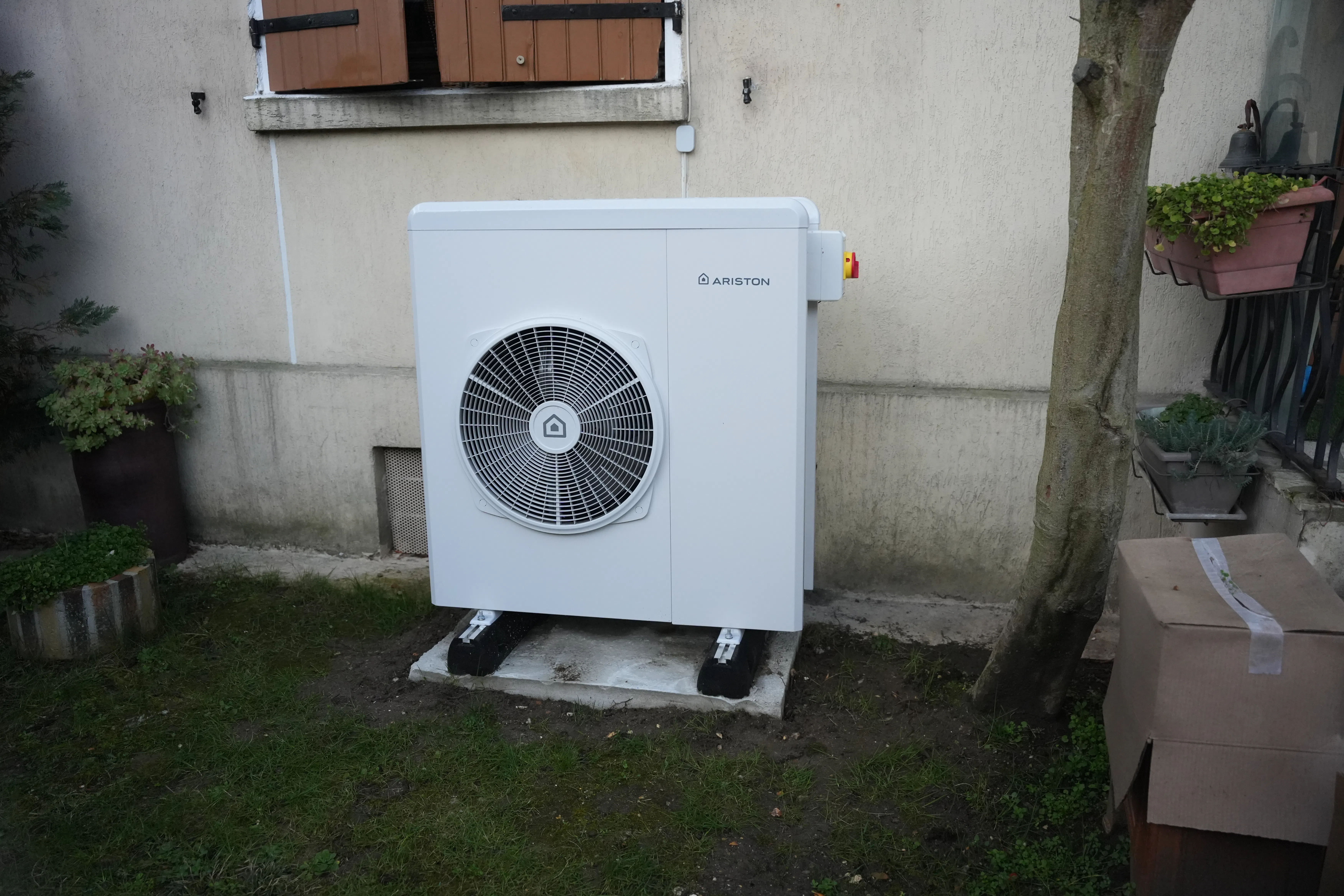 Pompe à chaleur air eau plus ballon thermodynamique installés chez monsieur Benchabane contre le mur périphérique par Avisun x Carrefour énergies