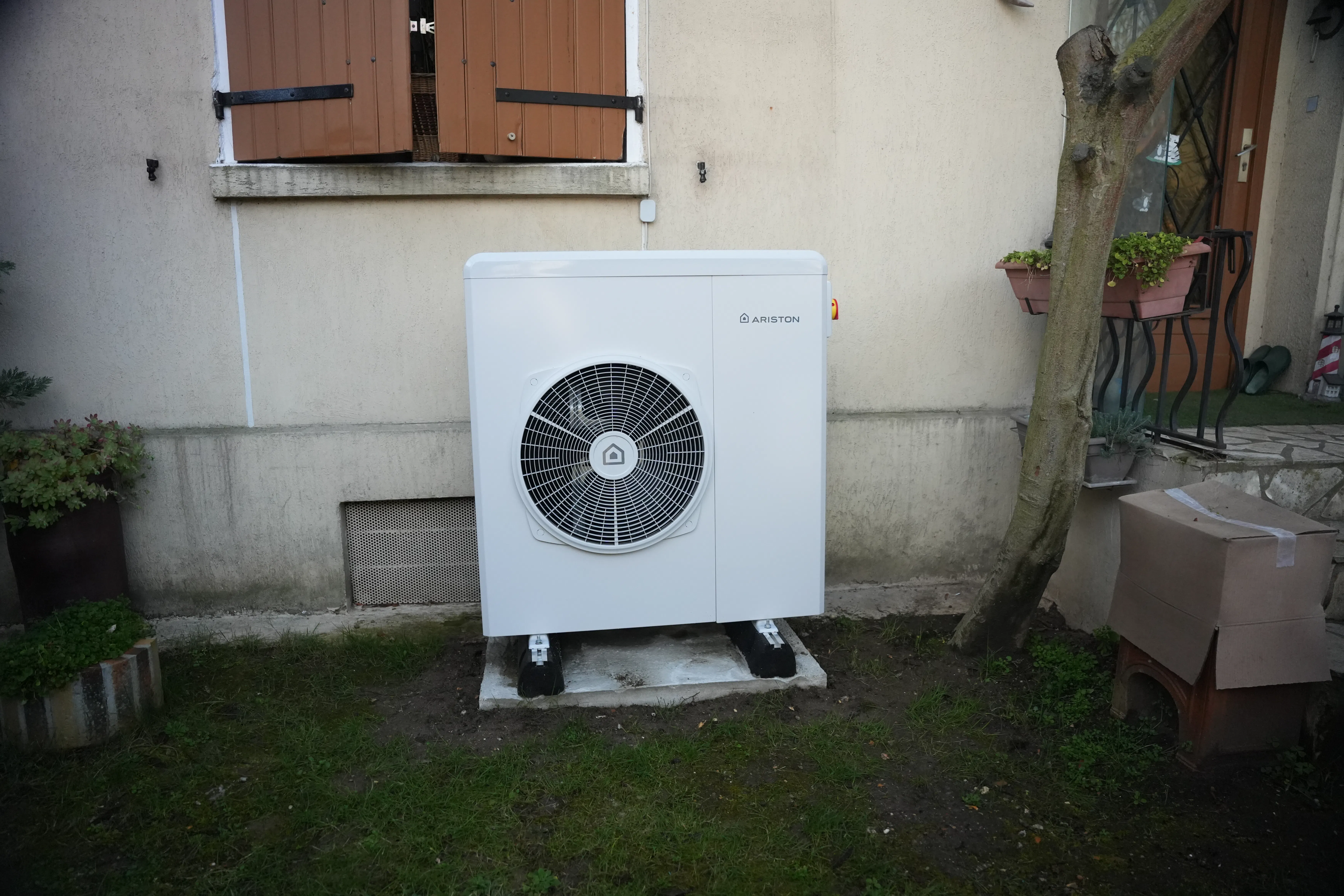 Pompe à chaleur air eau plus ballon thermodynamique installés chez monsieur Benchabane contre le mur périphérique par Avisun x Carrefour énergies