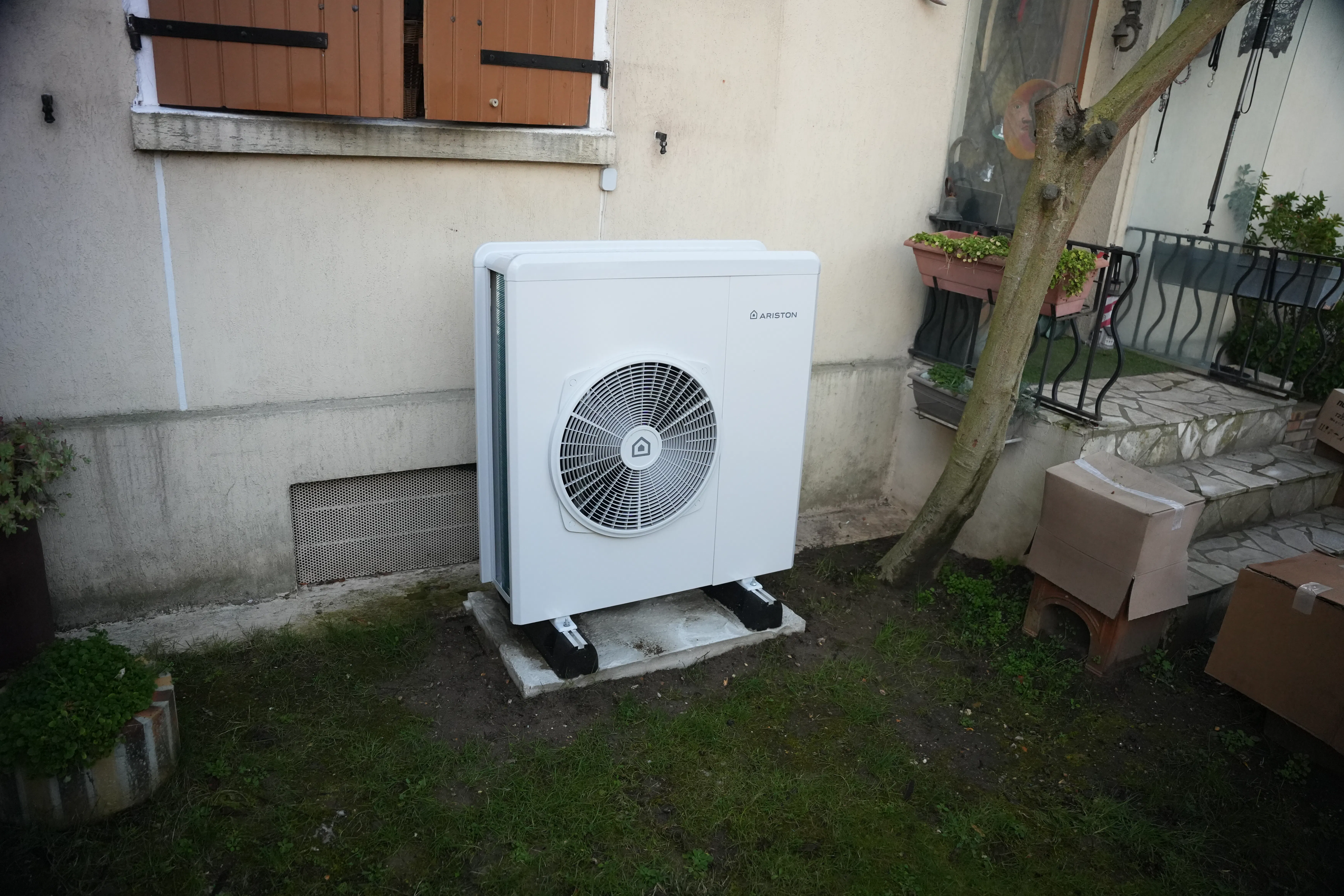 Pompe à chaleur air eau plus ballon thermodynamique installés chez monsieur Benchabane contre le mur périphérique par Avisun x Carrefour énergies