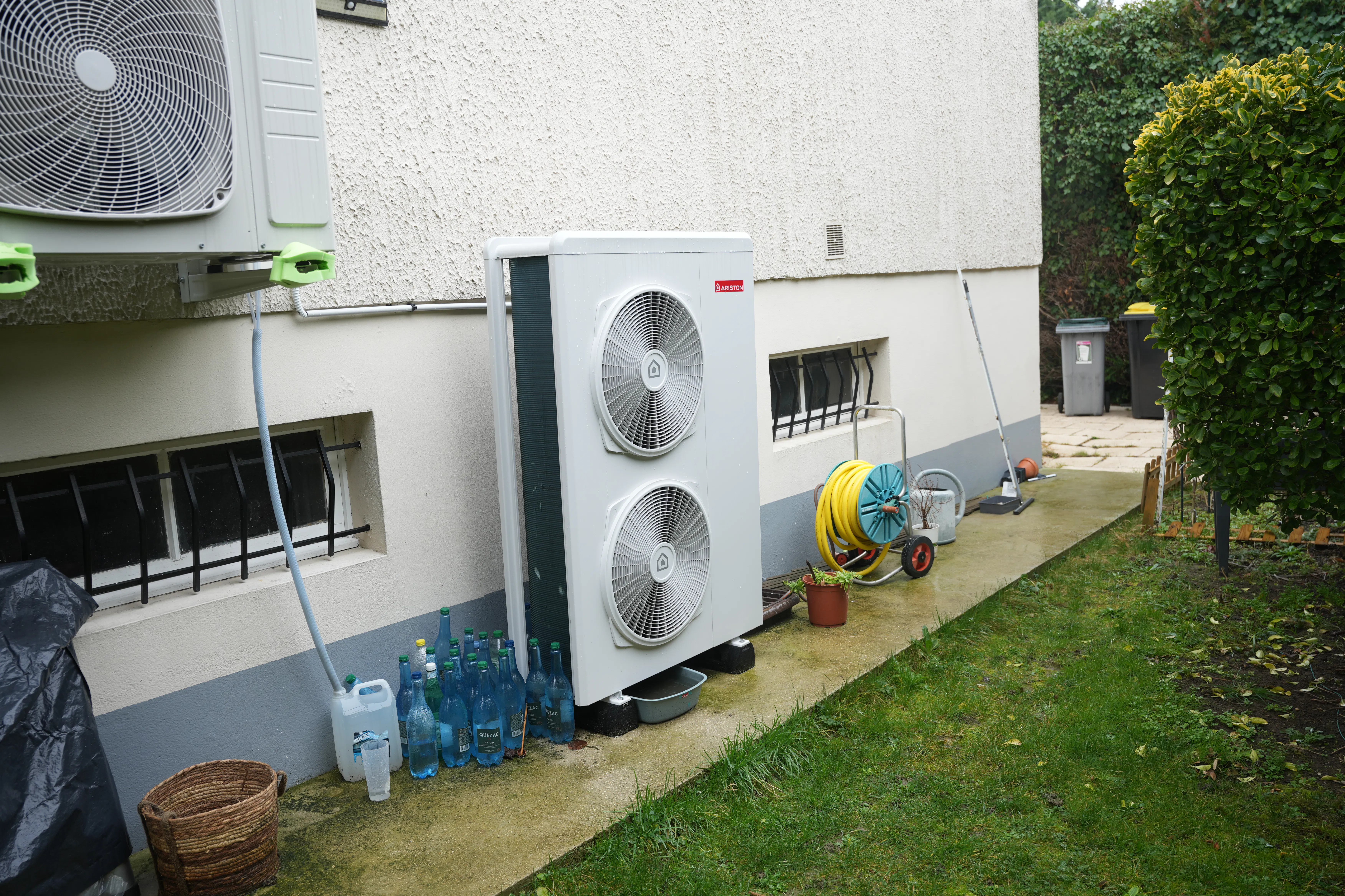 Pompe à chaleur air eau plus ballon thermodynamique installés chez monsieur Amara contre le mur périphérique par Avisun x Carrefour énergies