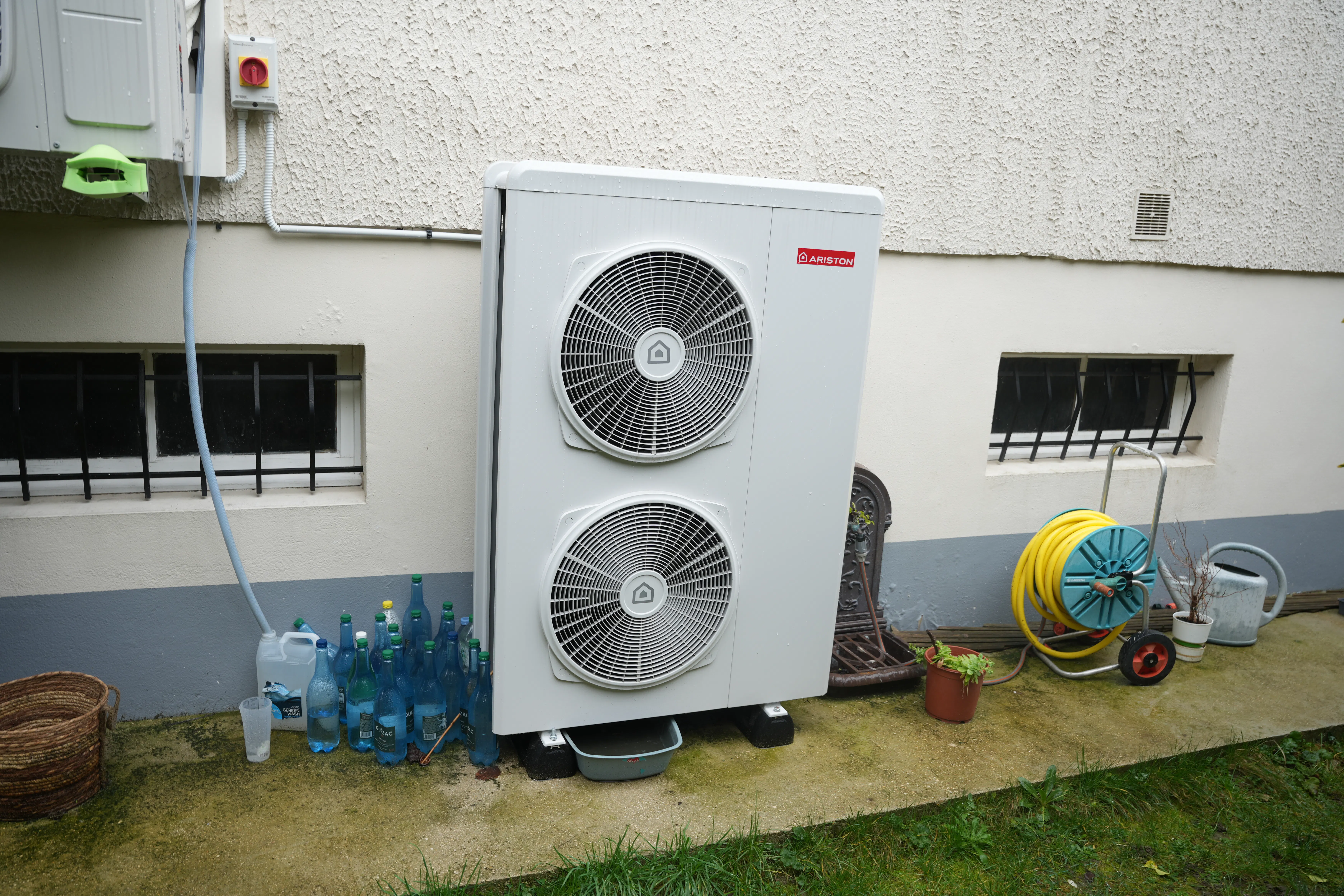 Pompe à chaleur air eau plus ballon thermodynamique installés chez monsieur Amara contre le mur périphérique par Avisun x Carrefour énergies