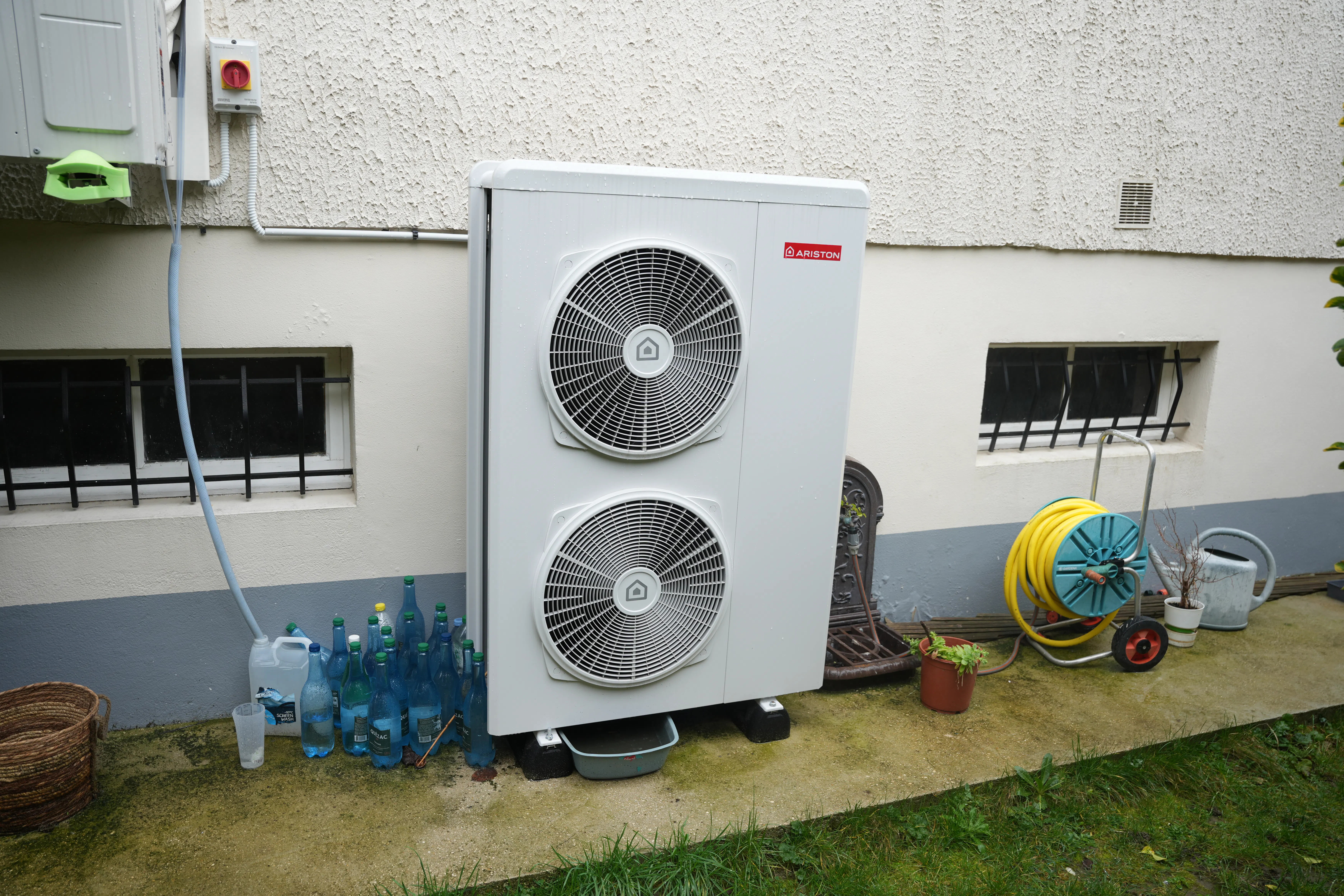 Pompe à chaleur air eau plus ballon thermodynamique installés chez monsieur Amara contre le mur périphérique par Avisun x Carrefour énergies