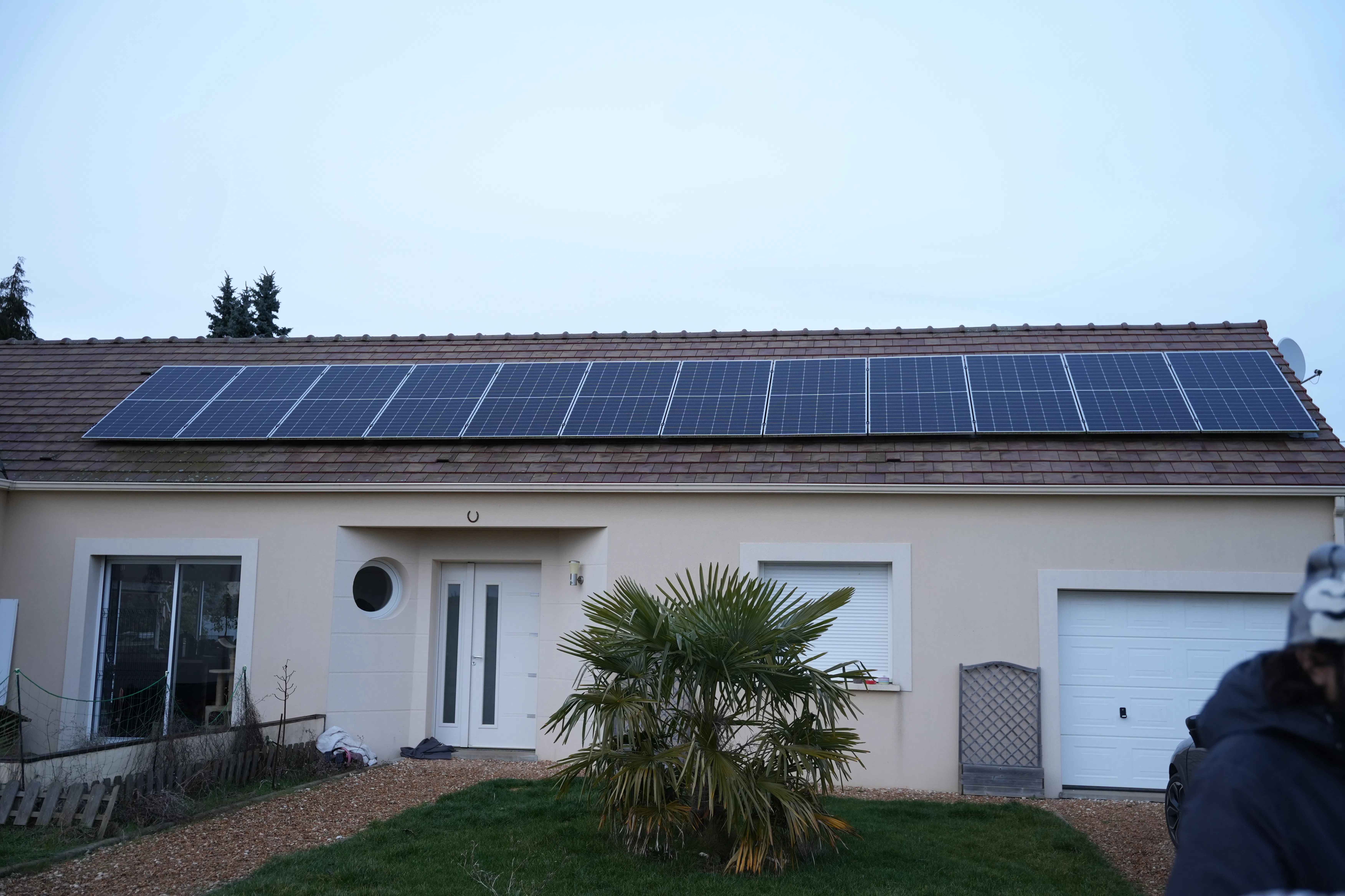 Panneaux solaires installés chez monsieur Nicoloso sur le toit de sa maison