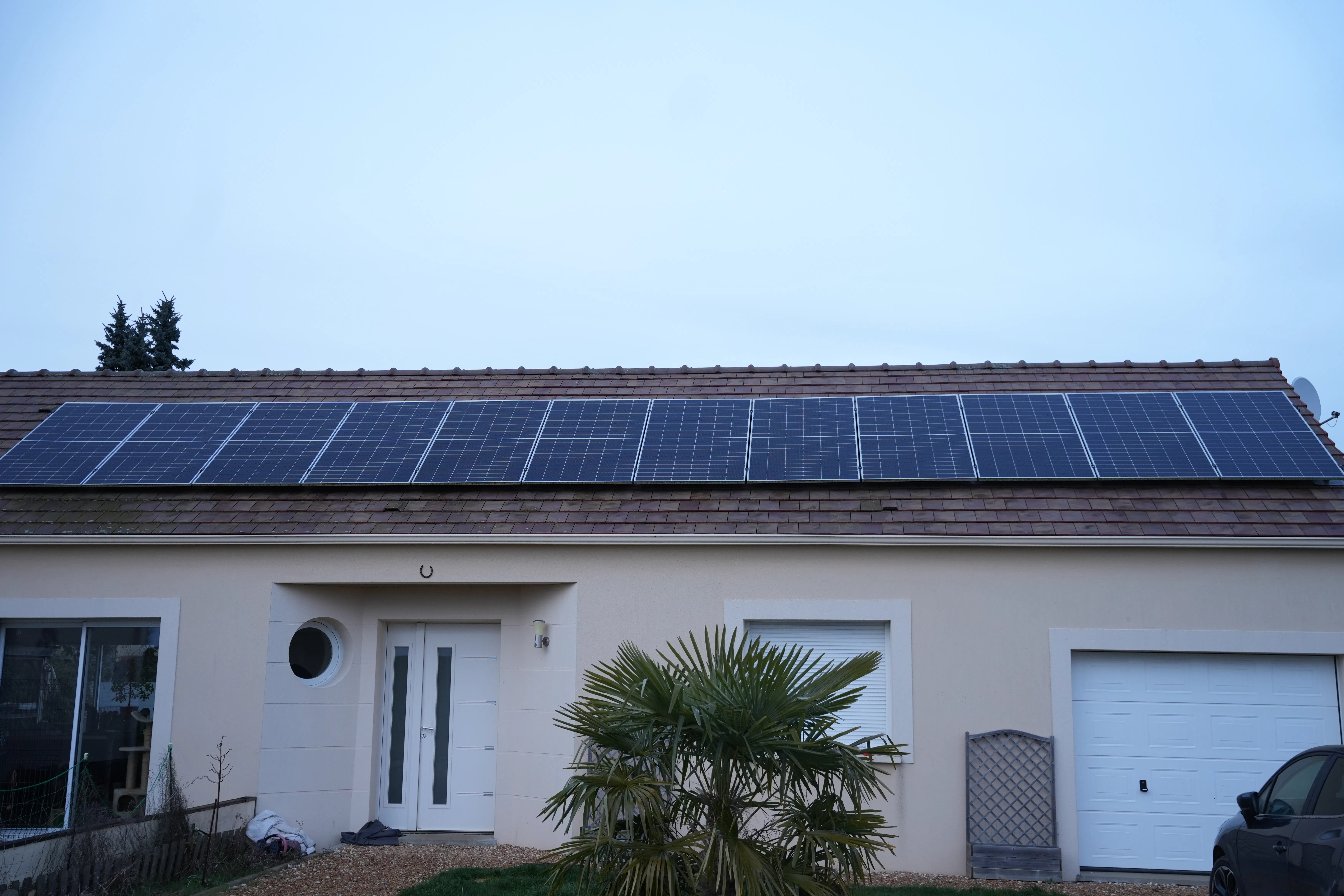 Panneaux solaires installés chez monsieur Nicoloso sur le toit de sa maison