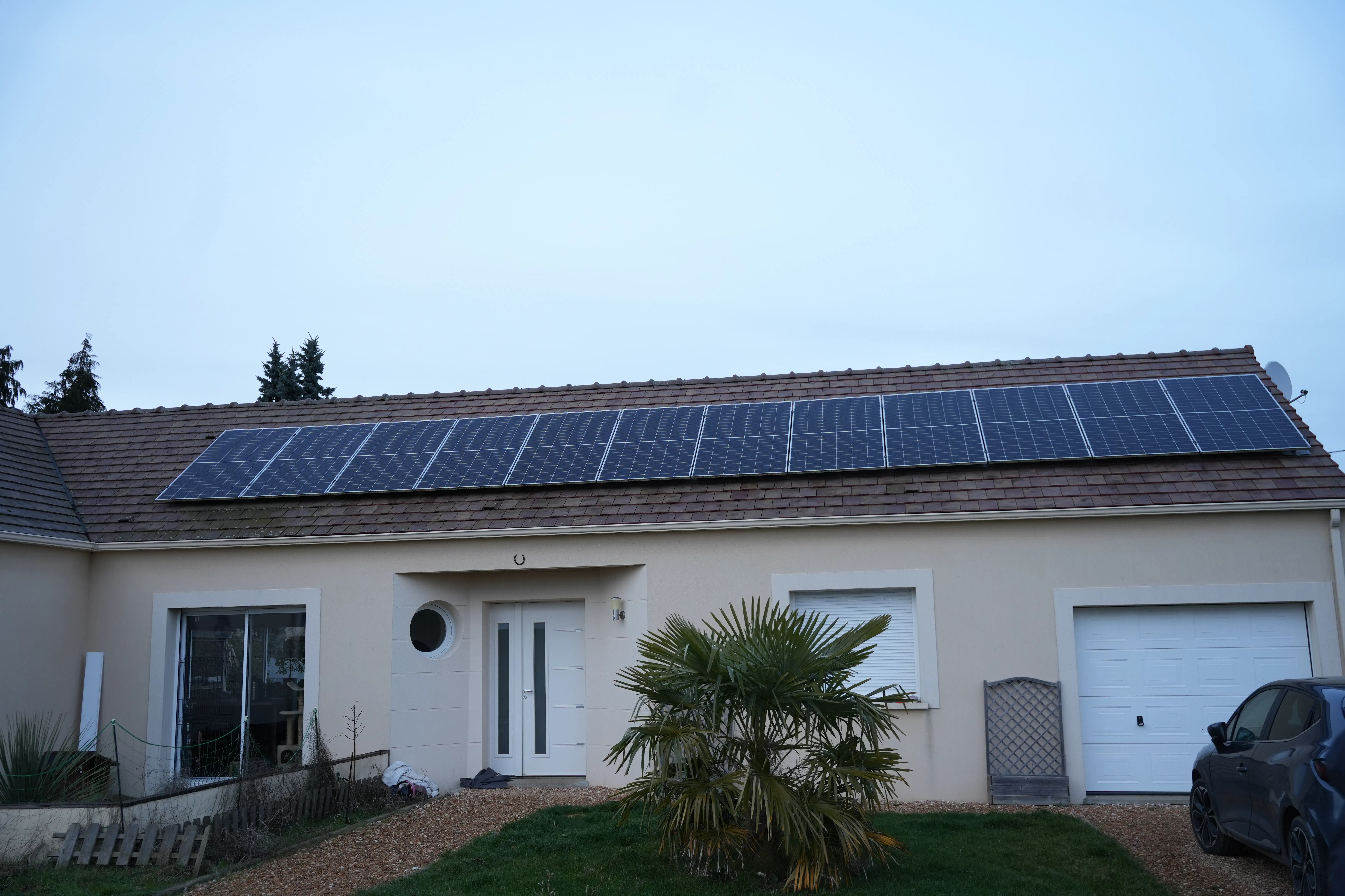 Panneaux solaires installés chez monsieur Nicoloso sur le toit de sa maison