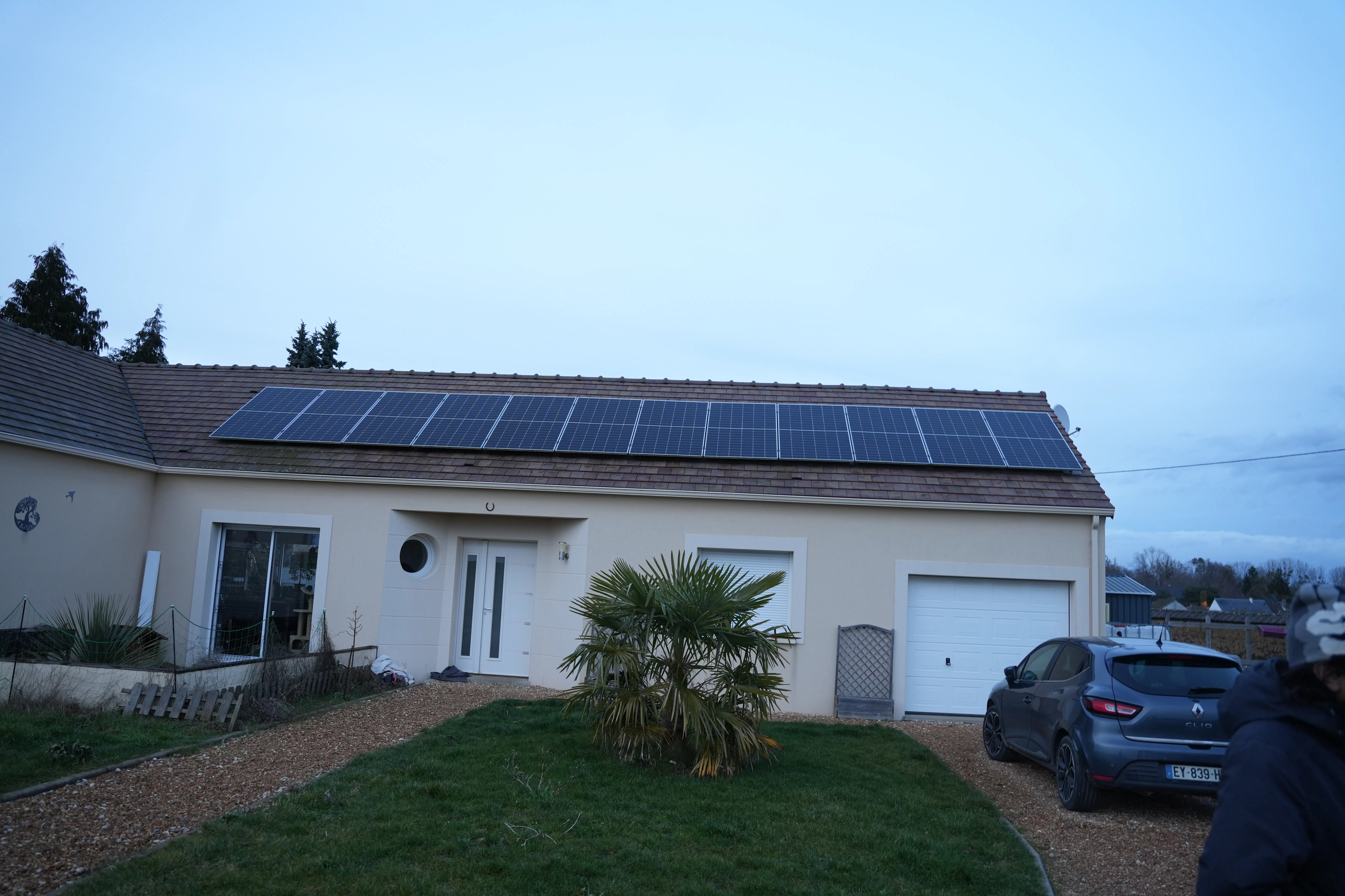 Panneaux solaires installés chez monsieur Nicoloso sur le toit de sa maison