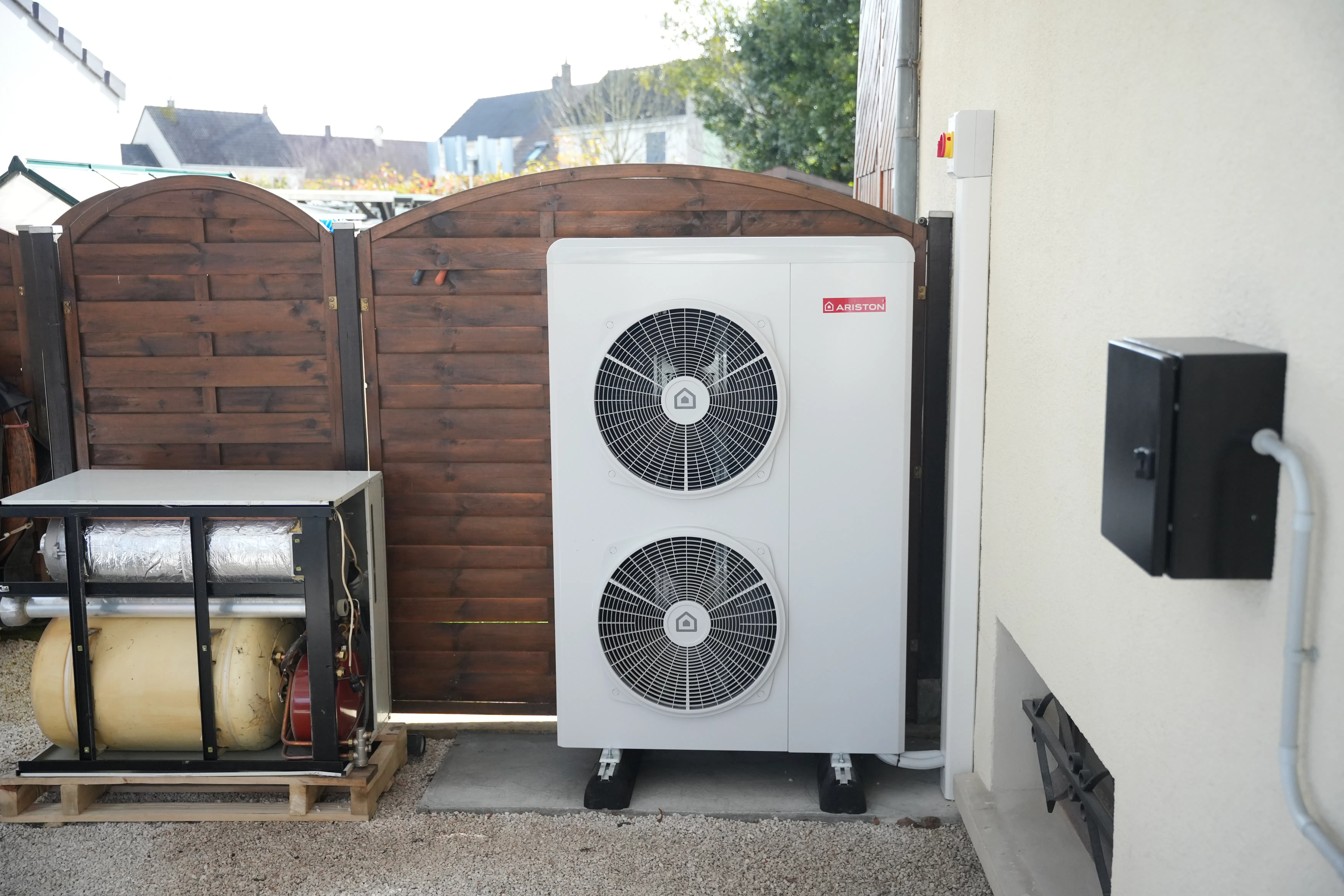 Pompe à chaleur air eau plus ballon thermodynamique installés chez monsieur Gaudiard par Avisun x Carrefour énergies
