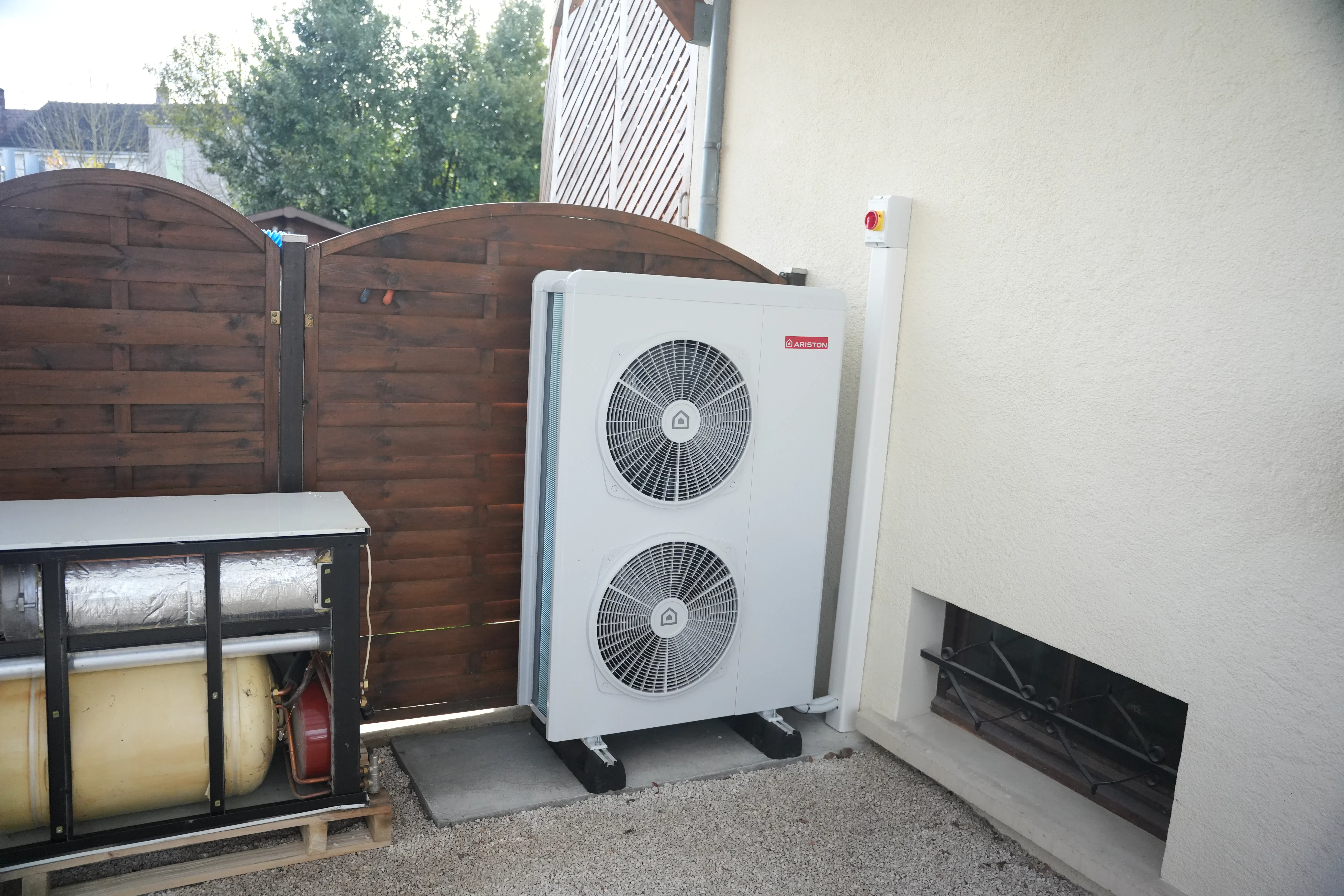 Pompe à chaleur air eau plus ballon thermodynamique installés chez monsieur Gaudiard par Avisun x Carrefour énergies