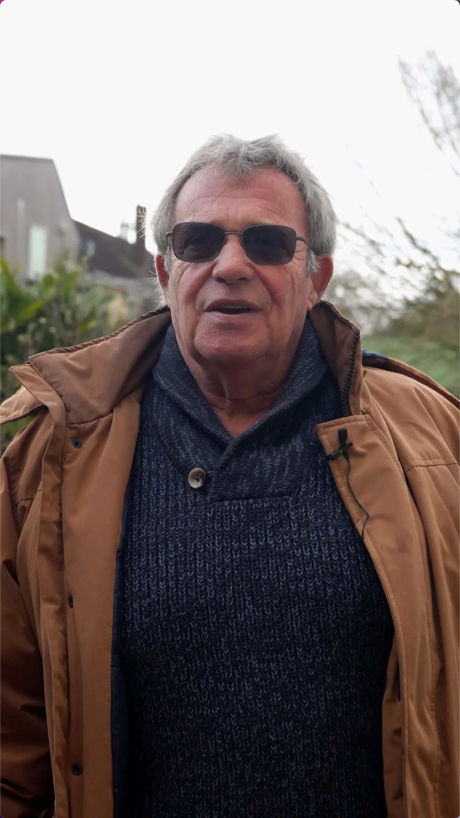 Monsieur gaudiard en interview en train de parler de sa nouvelle installation de pompe à chaleur air eau par Carrefour énergies