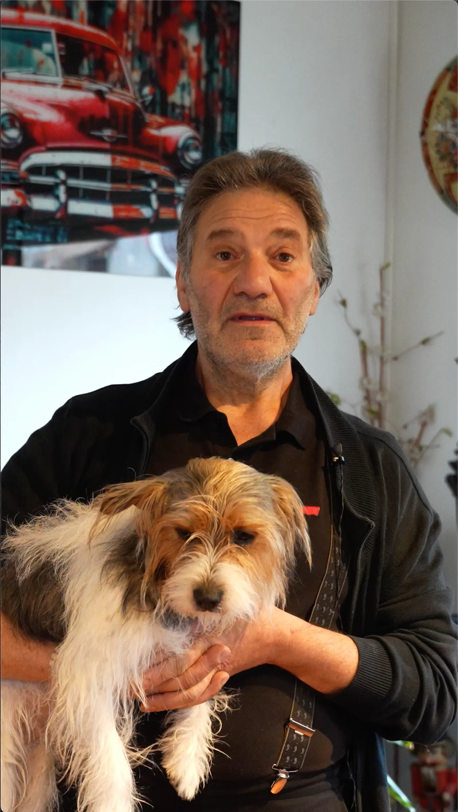 Monsieur Markassis en interview entrain de parler de sa nouvelle installation de pompe à chaleur air eau par Carrefour énergies