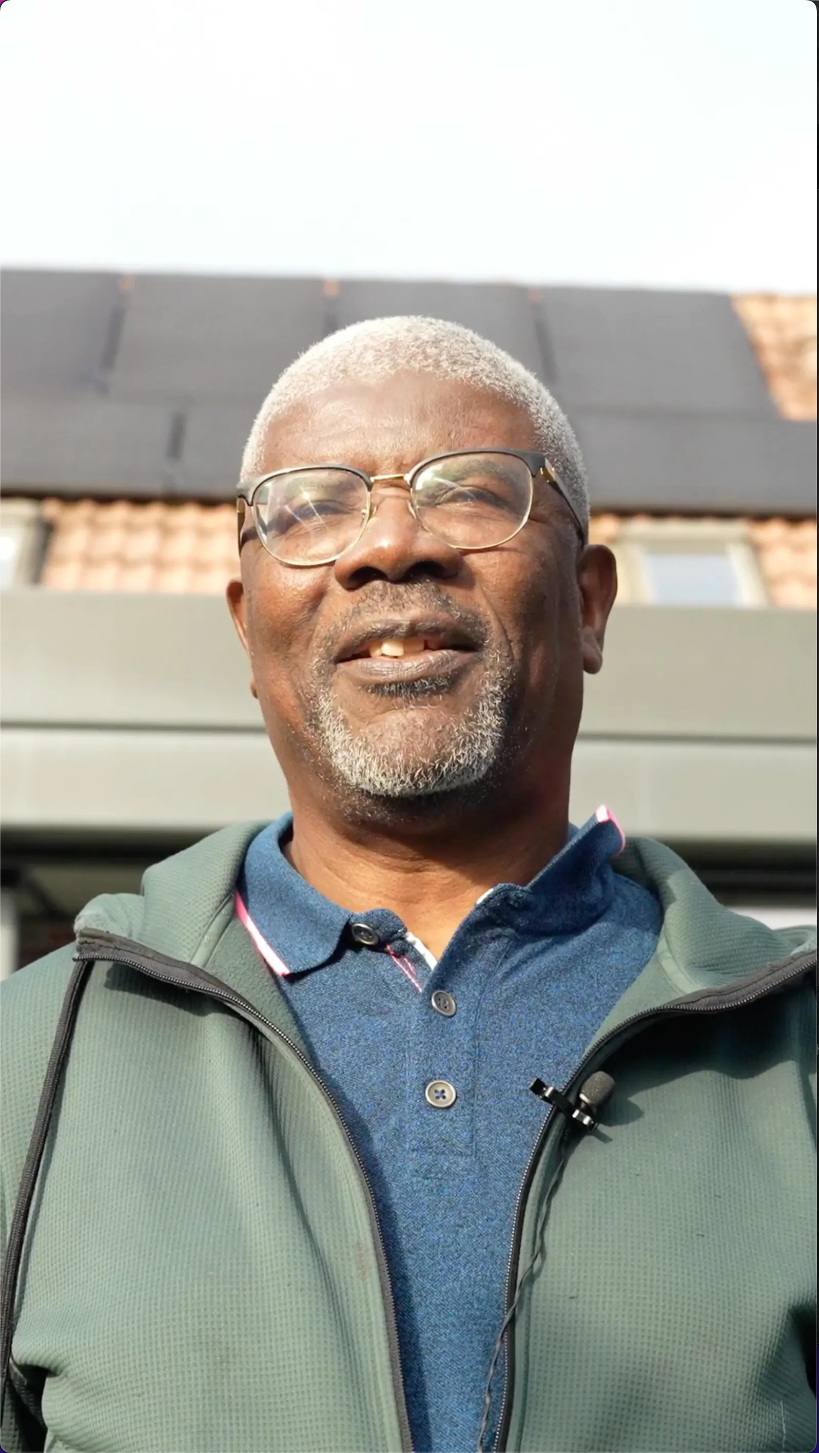 Monsieur Sanogo en interview entrain de parler de sa nouvelle installation de panneaux solaires par Carrefour énergies