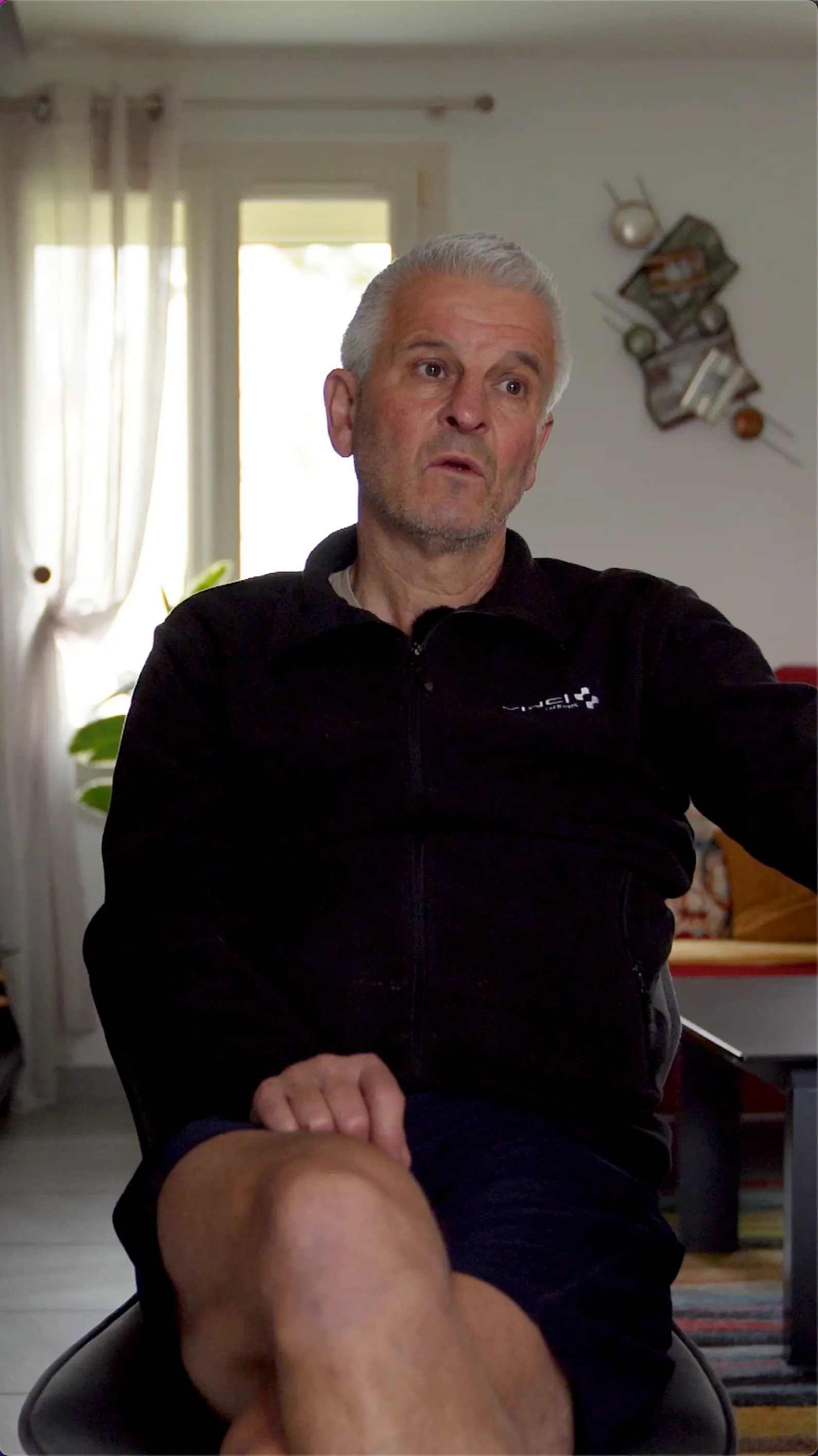 Monsieur Barthier en interview entrain de parler de sa nouvelle installation de pompe à chaleur air eau par Carrefour énergies