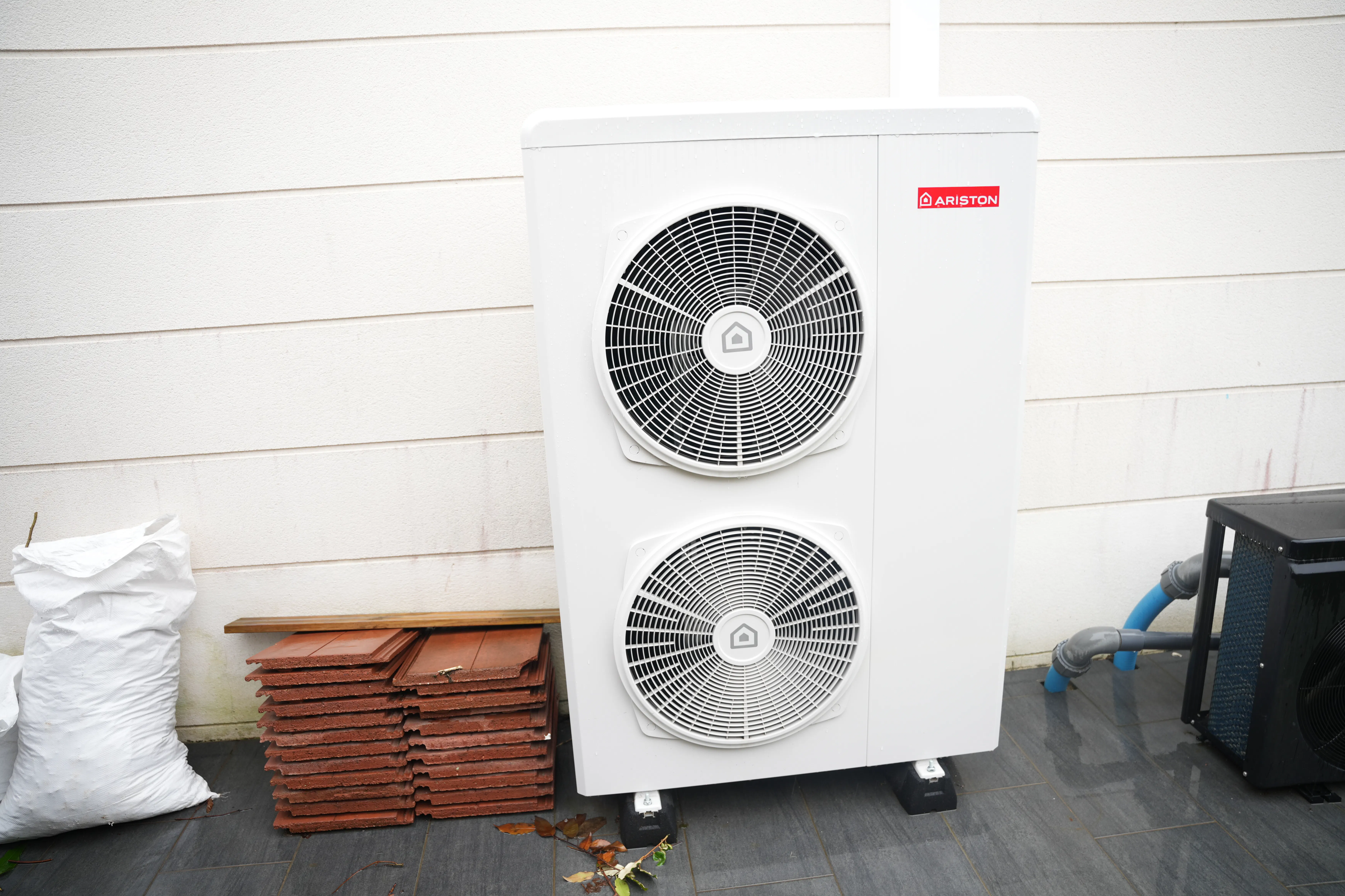 Pompe à chaleur air eau installée chez monsieur Degraeve par Avisun x Carrefour énergies