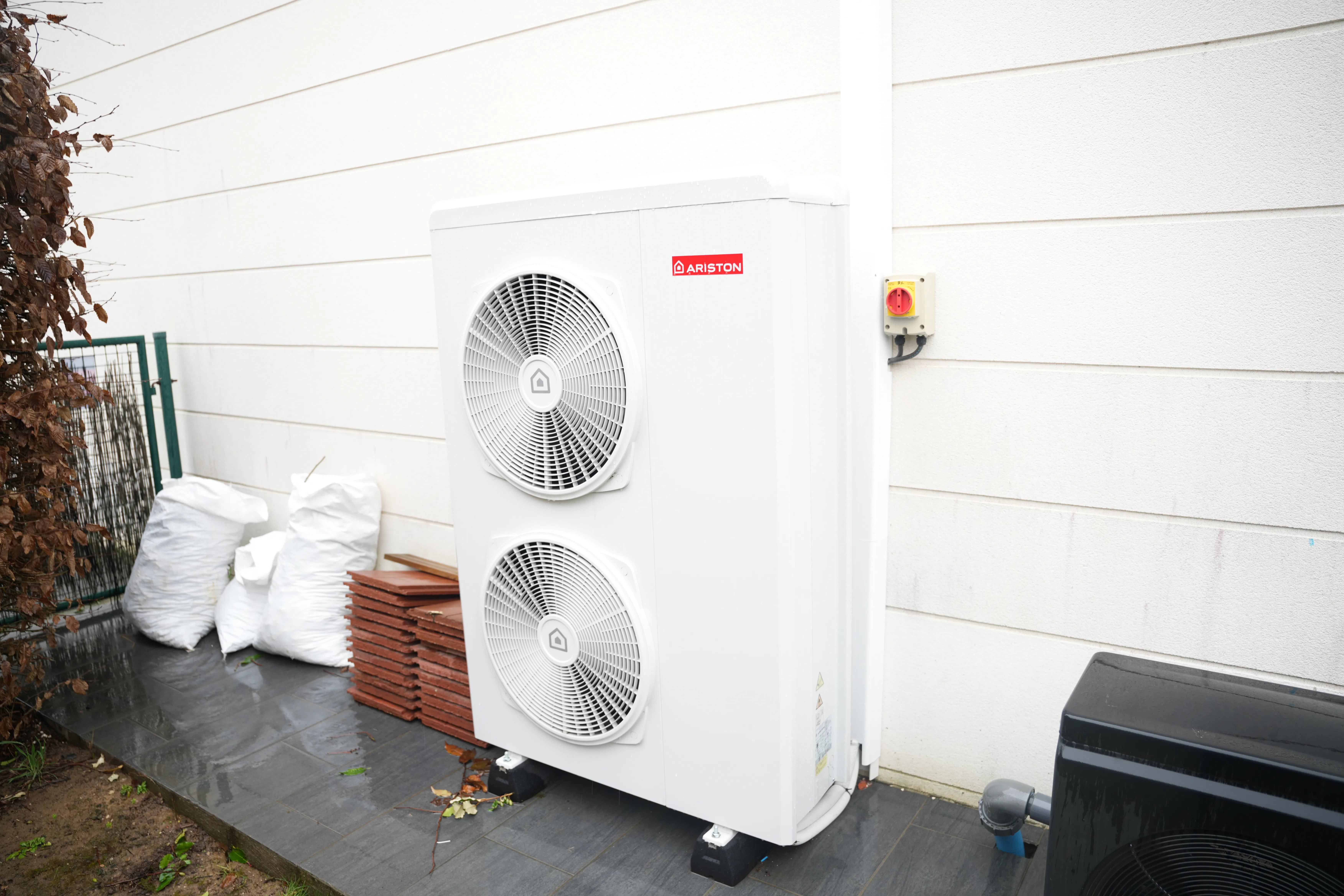 Pompe à chaleur air eau installée chez monsieur Degraeve par Avisun x Carrefour énergies