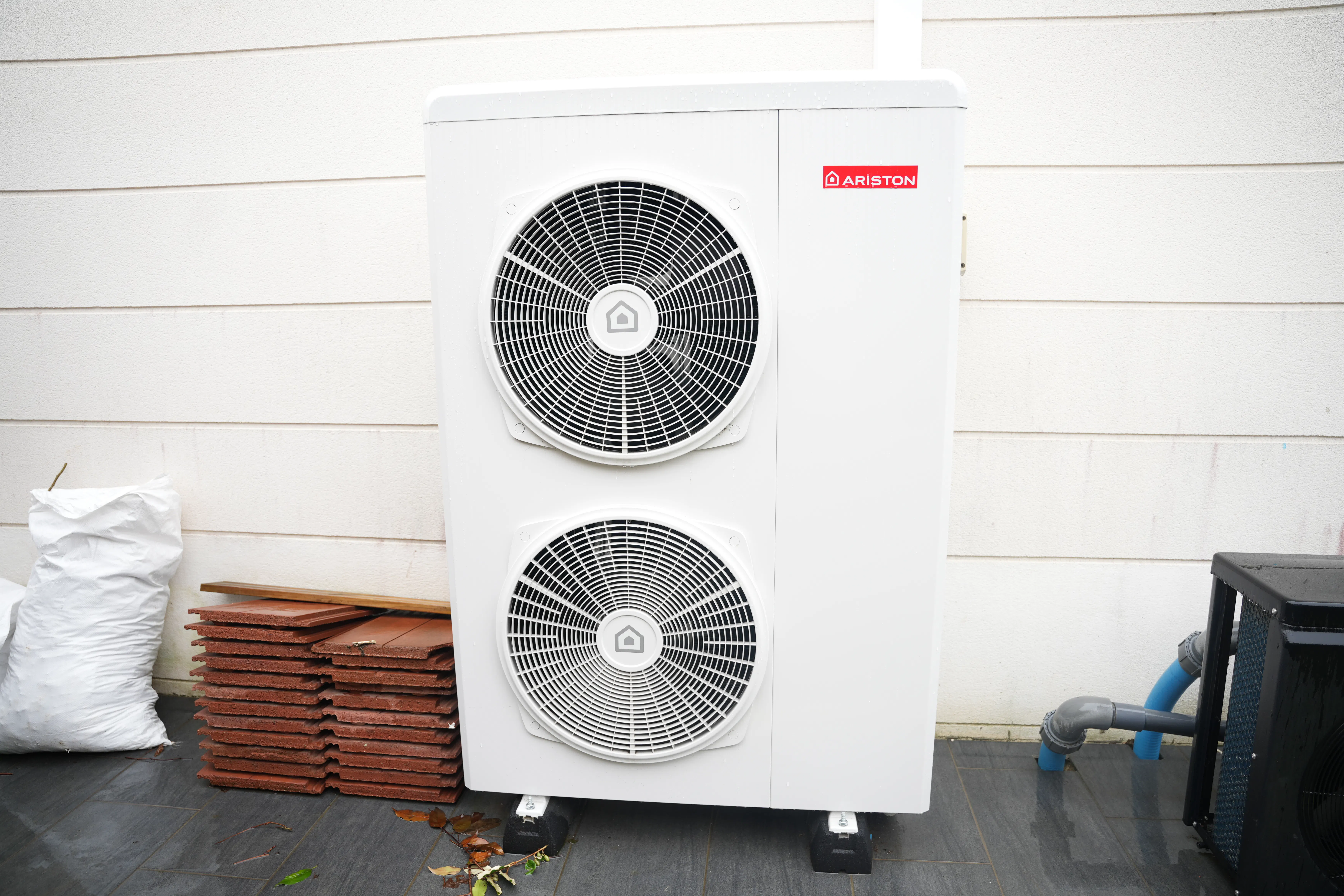 Pompe à chaleur air eau installée chez monsieur Degraeve par Avisun x Carrefour énergies