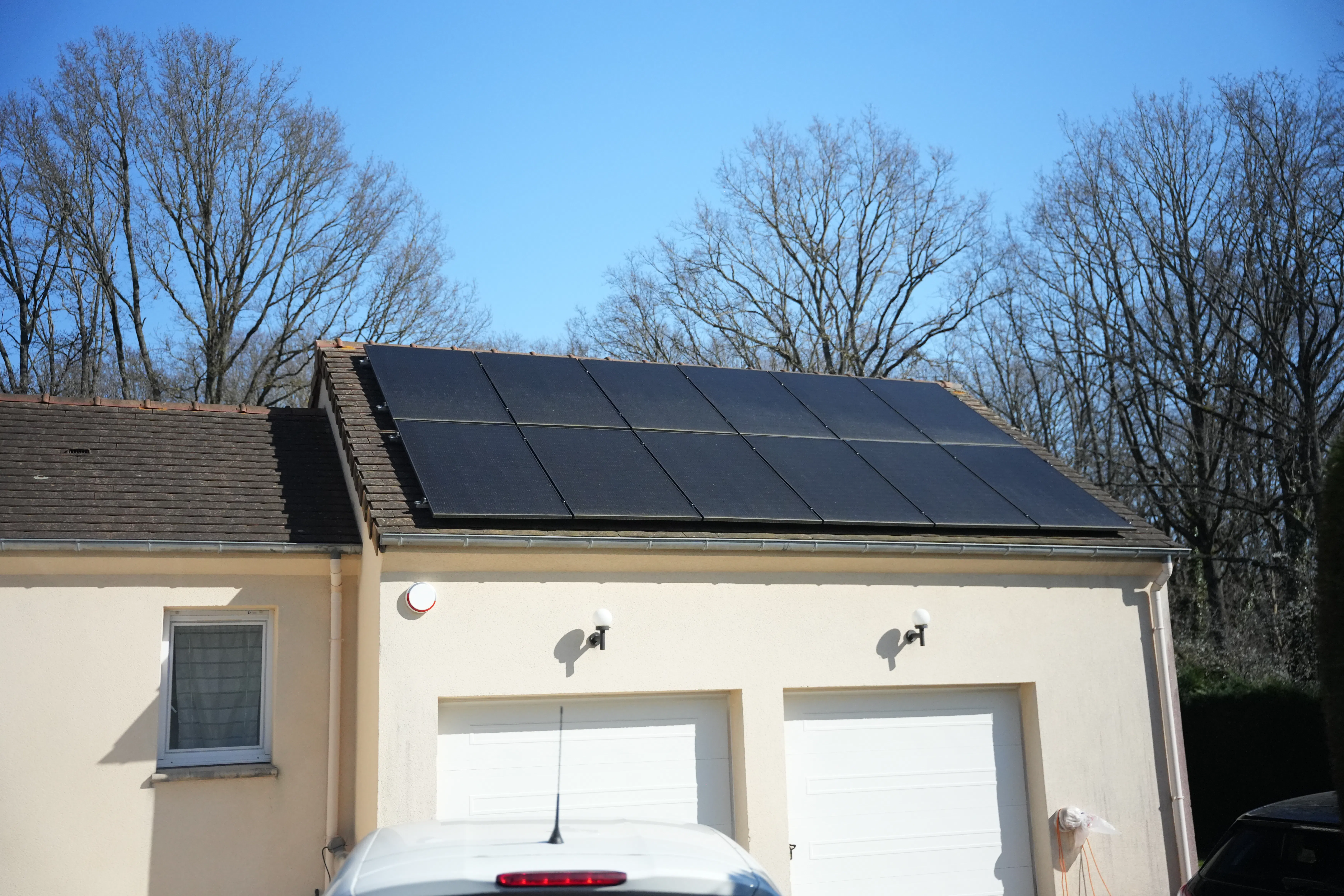 Panneaux solaires installés chez monsieur Benamara sur le toit de sa maison
