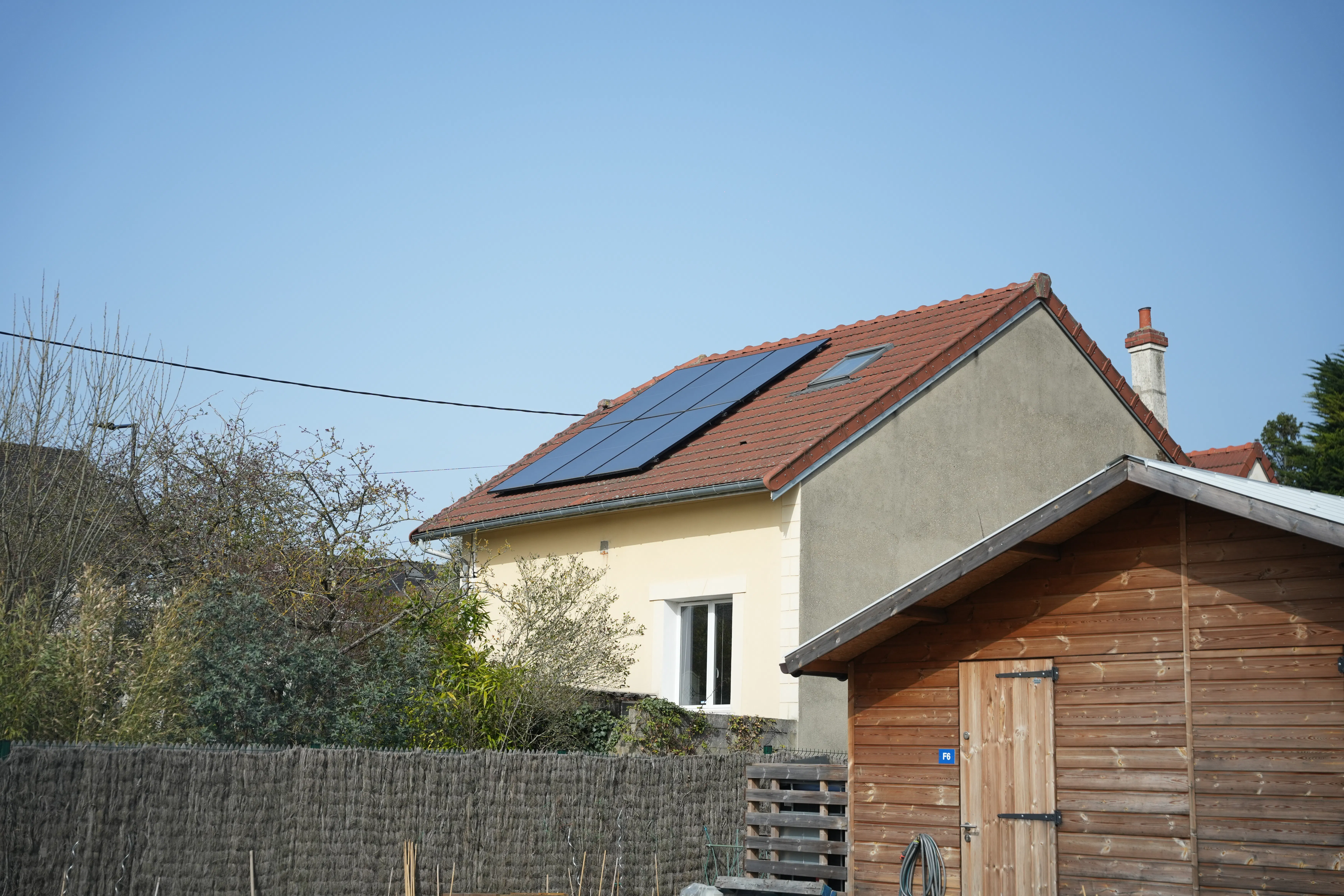 Panneaux solaires installés chez monsieur Benamara sur le toit de sa maison