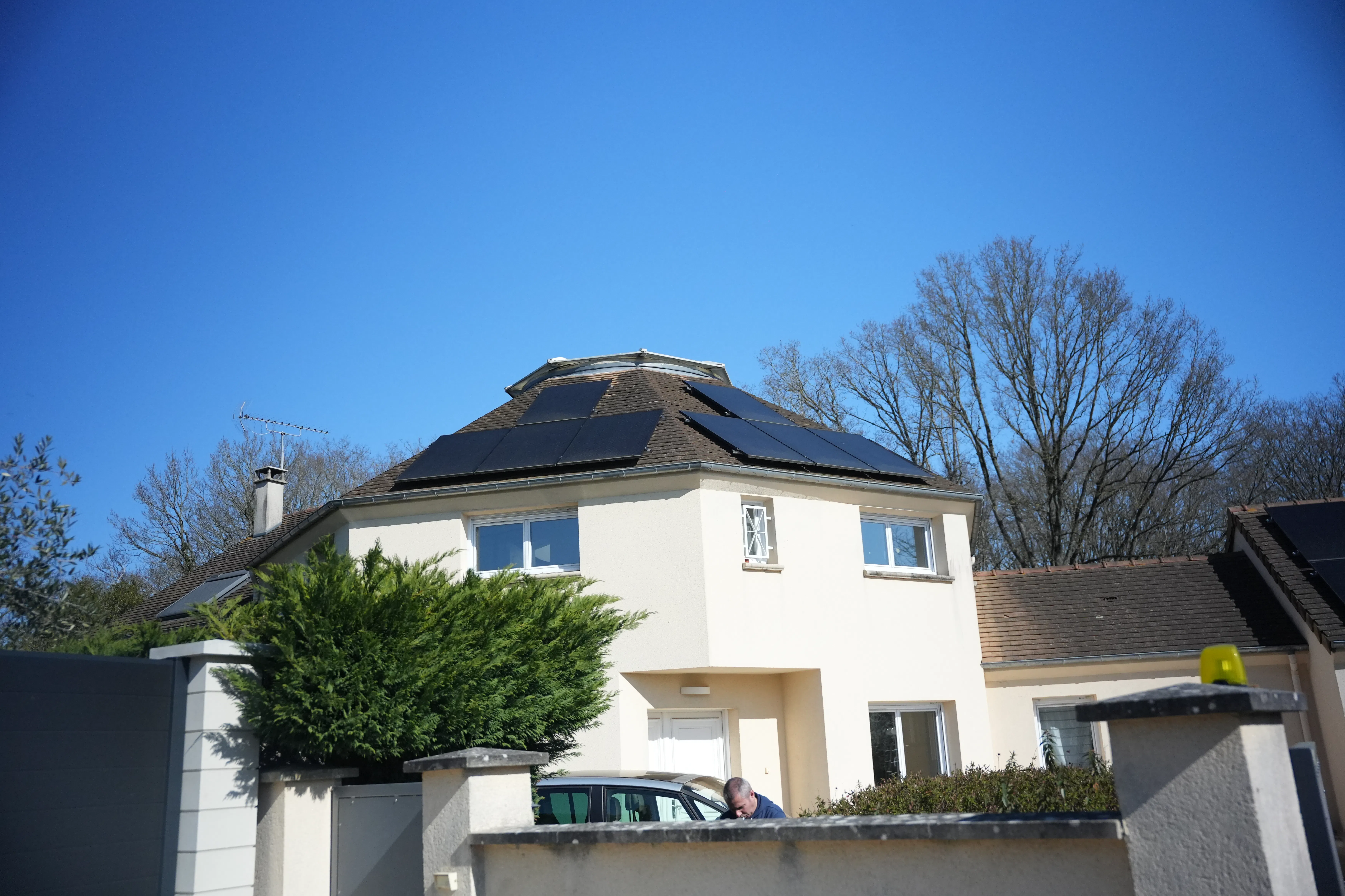 Panneaux solaires installés chez monsieur Benamara sur le toit de sa maison