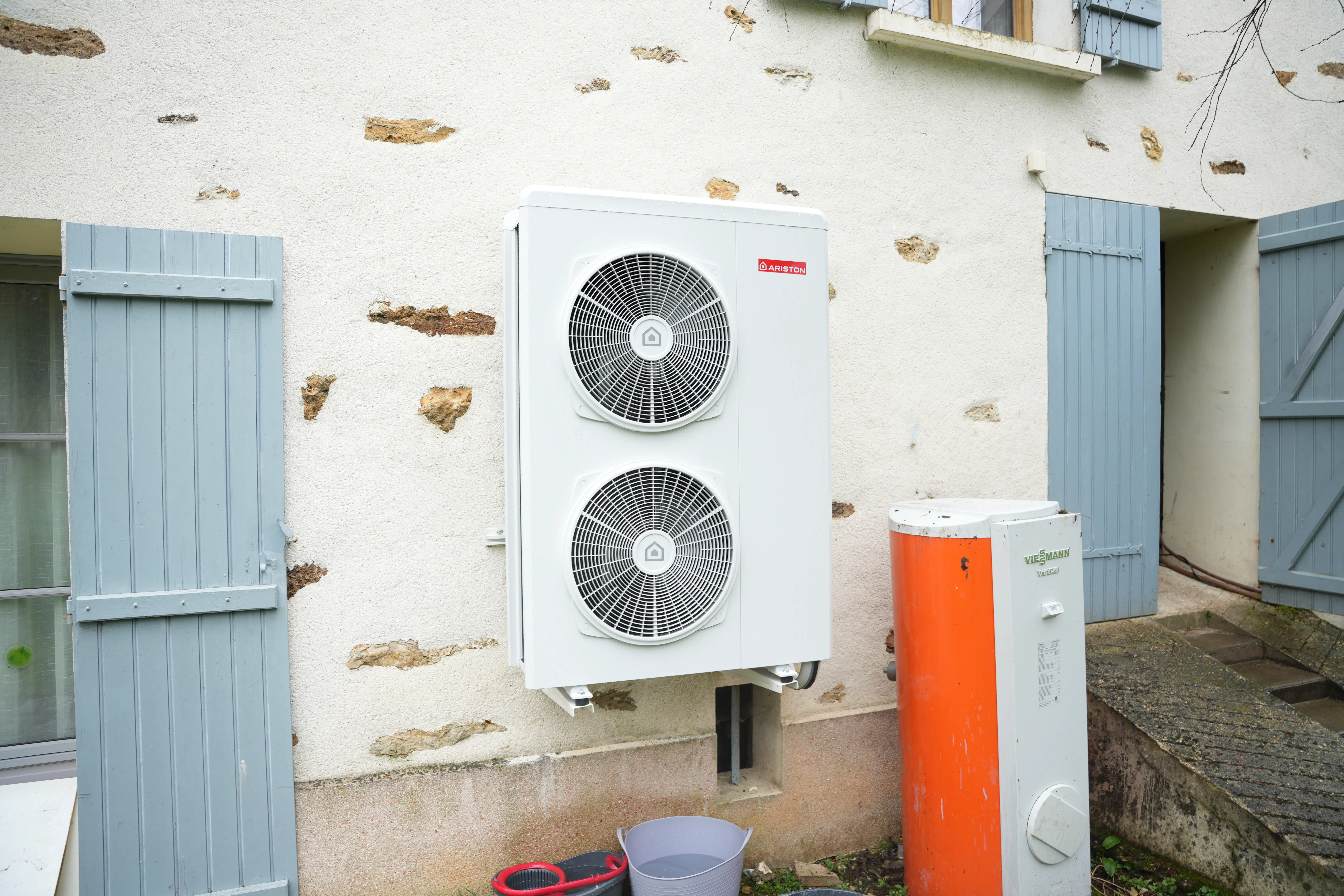 Pompe à chaleur air eau et ballon électrique installés chez madame Maran par Avisun x Carrefour énergies