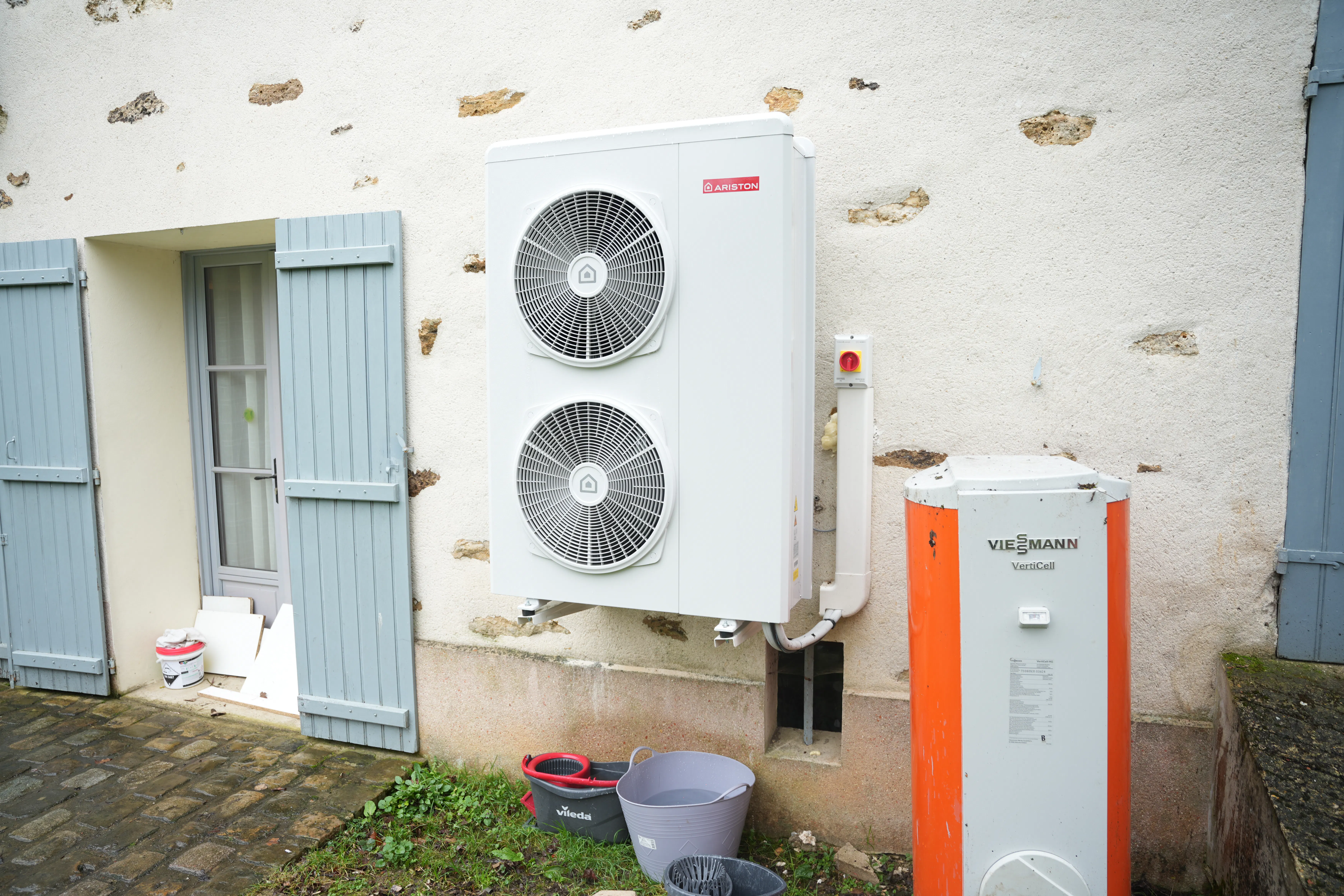 Pompe à chaleur air eau et ballon électrique installés chez madame Maran par Avisun x Carrefour énergies