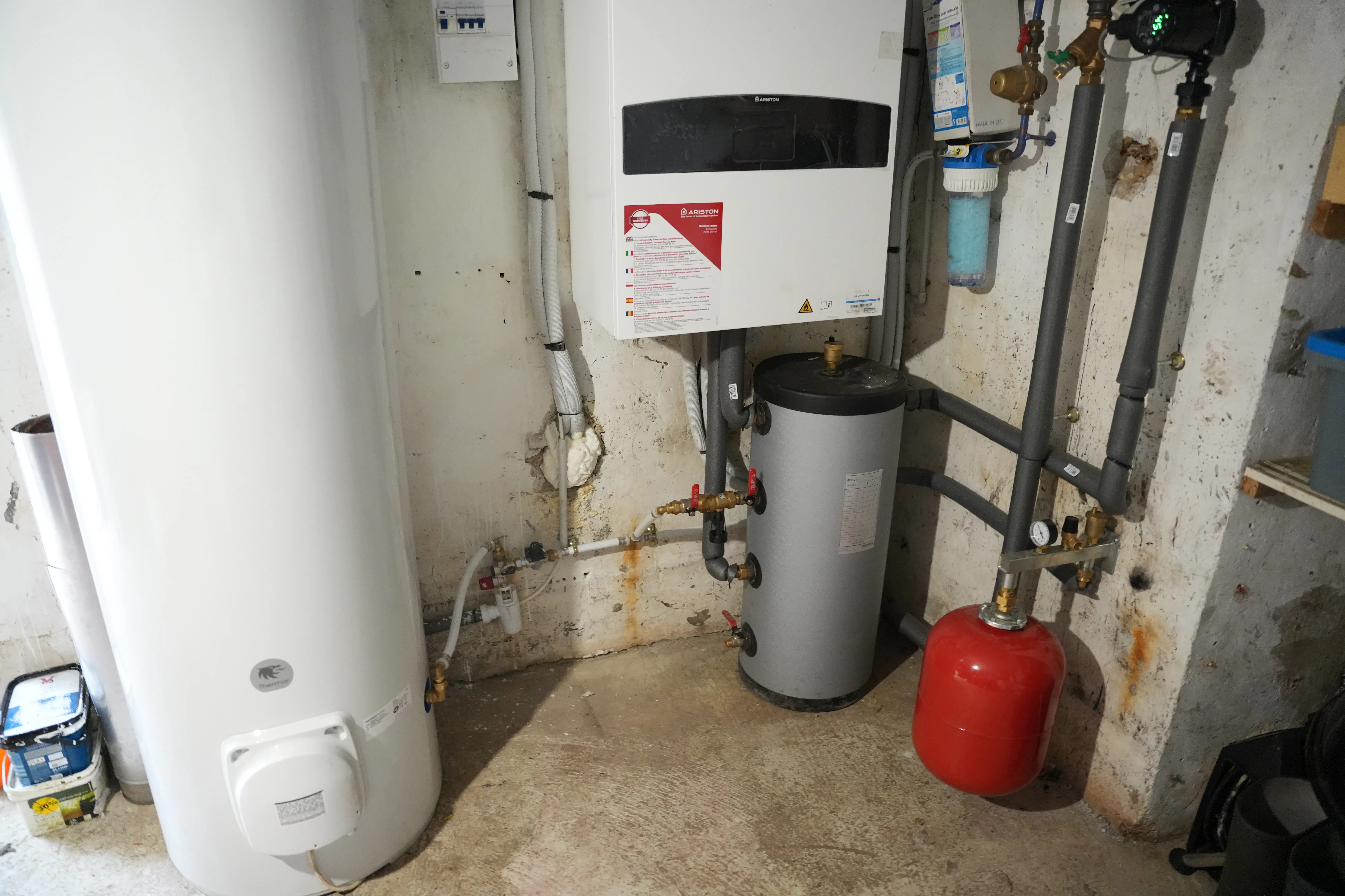 Pompe à chaleur air eau et ballon électrique installés chez madame Maran par Avisun x Carrefour énergies