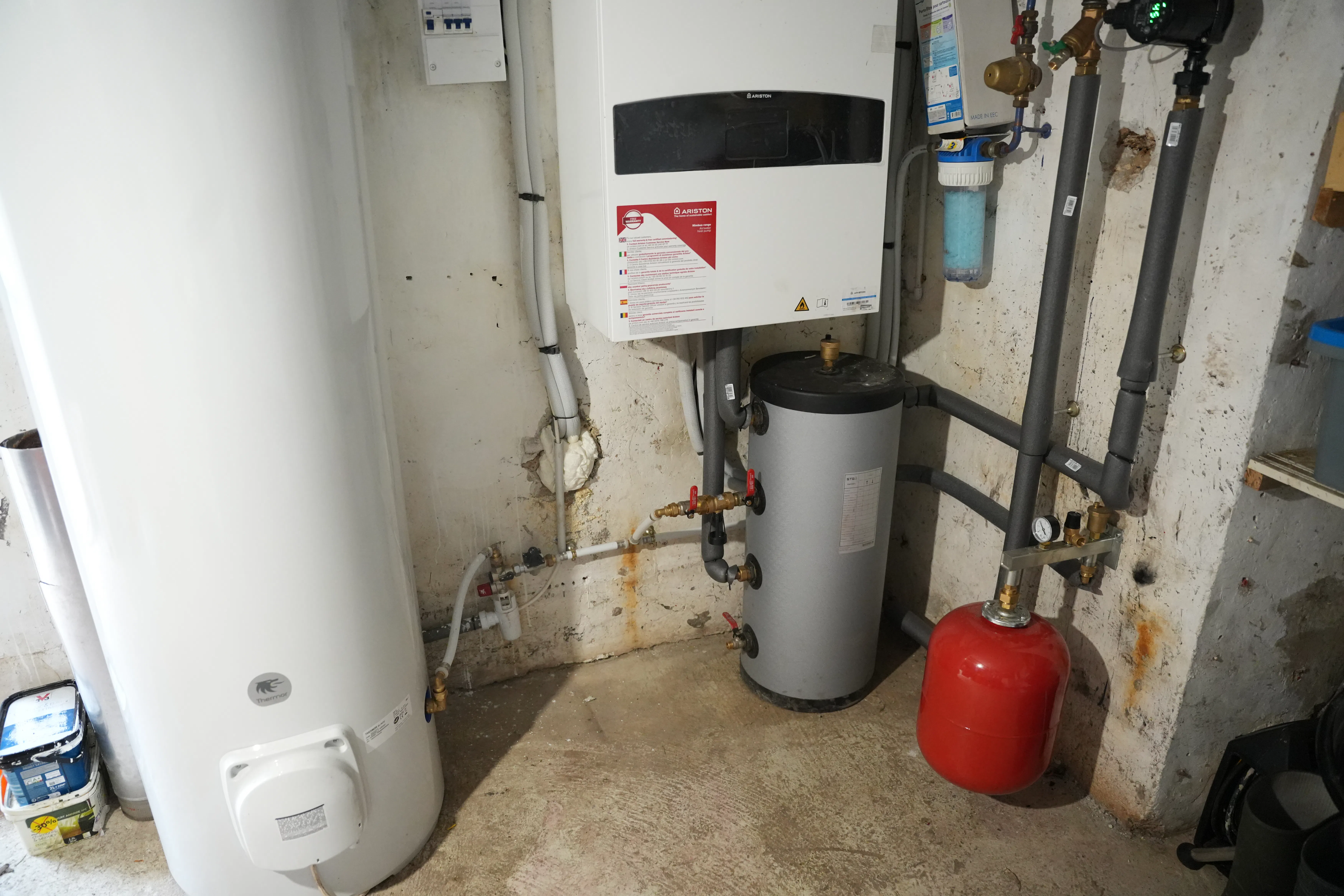 Pompe à chaleur air eau et ballon électrique installés chez madame Maran par Avisun x Carrefour énergies