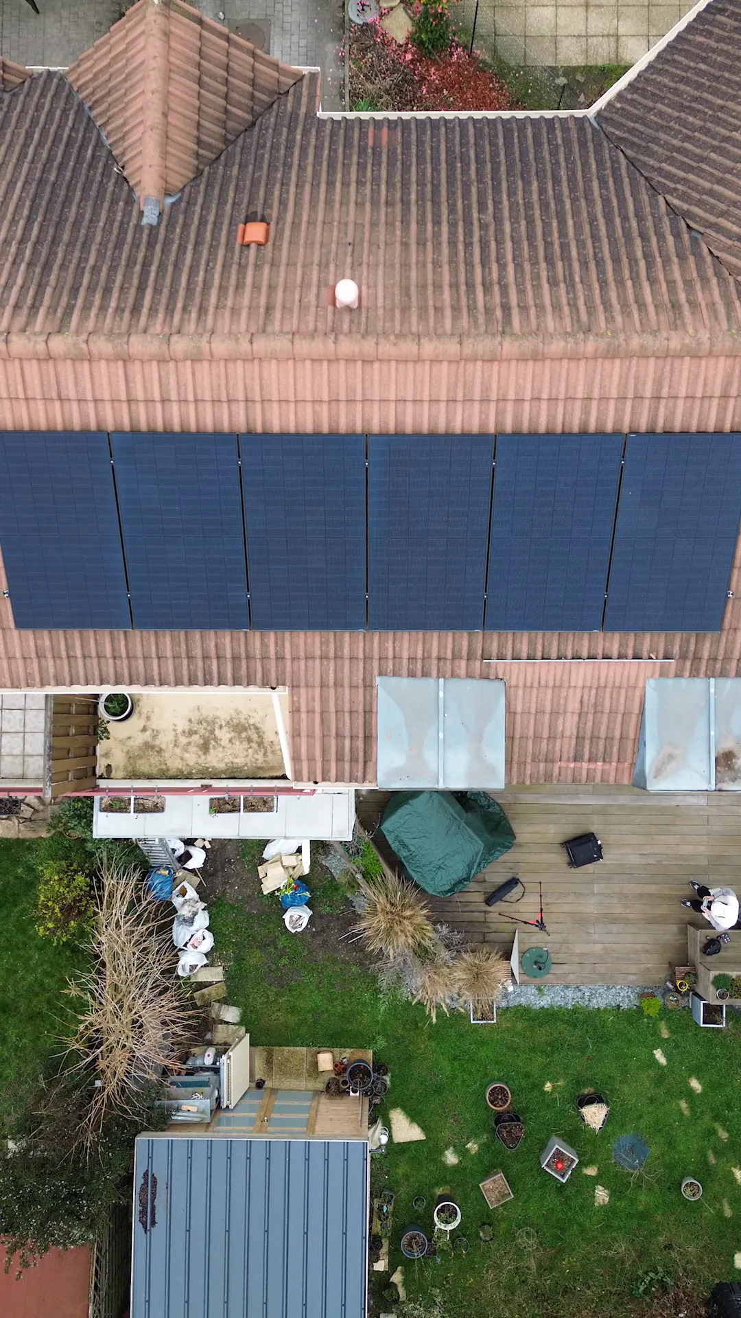 Panneaux solaires installés chez monsieur Robin sur le toit de sa maison