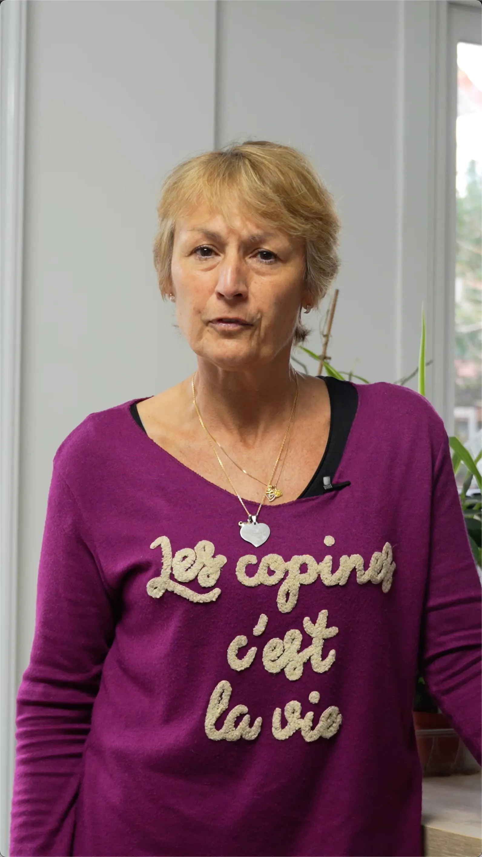 Madame Robin en interview entrain de parler de sa nouvelle installation de panneaux solaires par Carrefour énergies