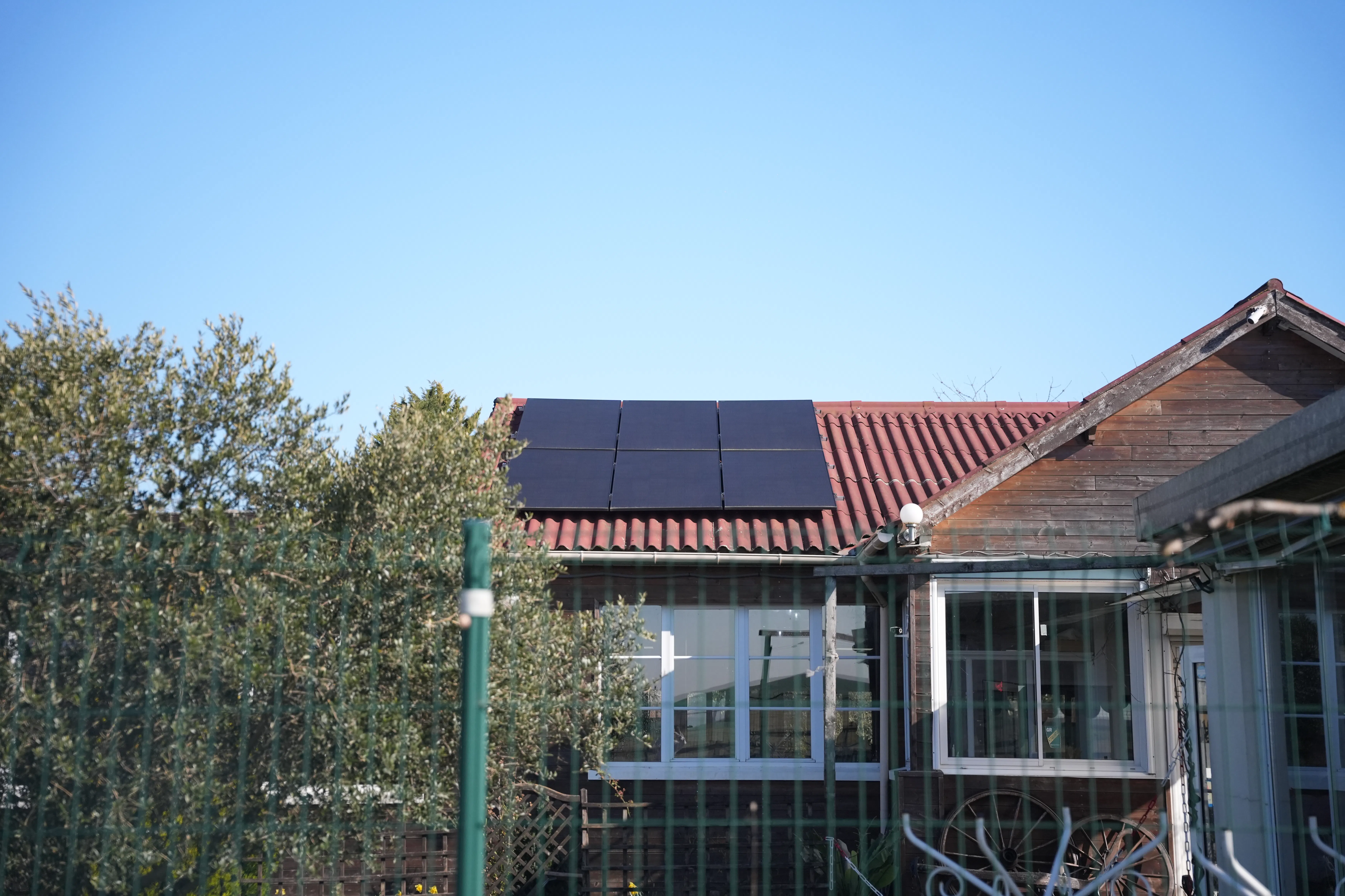 Panneaux solaires installés chez monsieur Red Mar Juliano sur le toit de sa maison