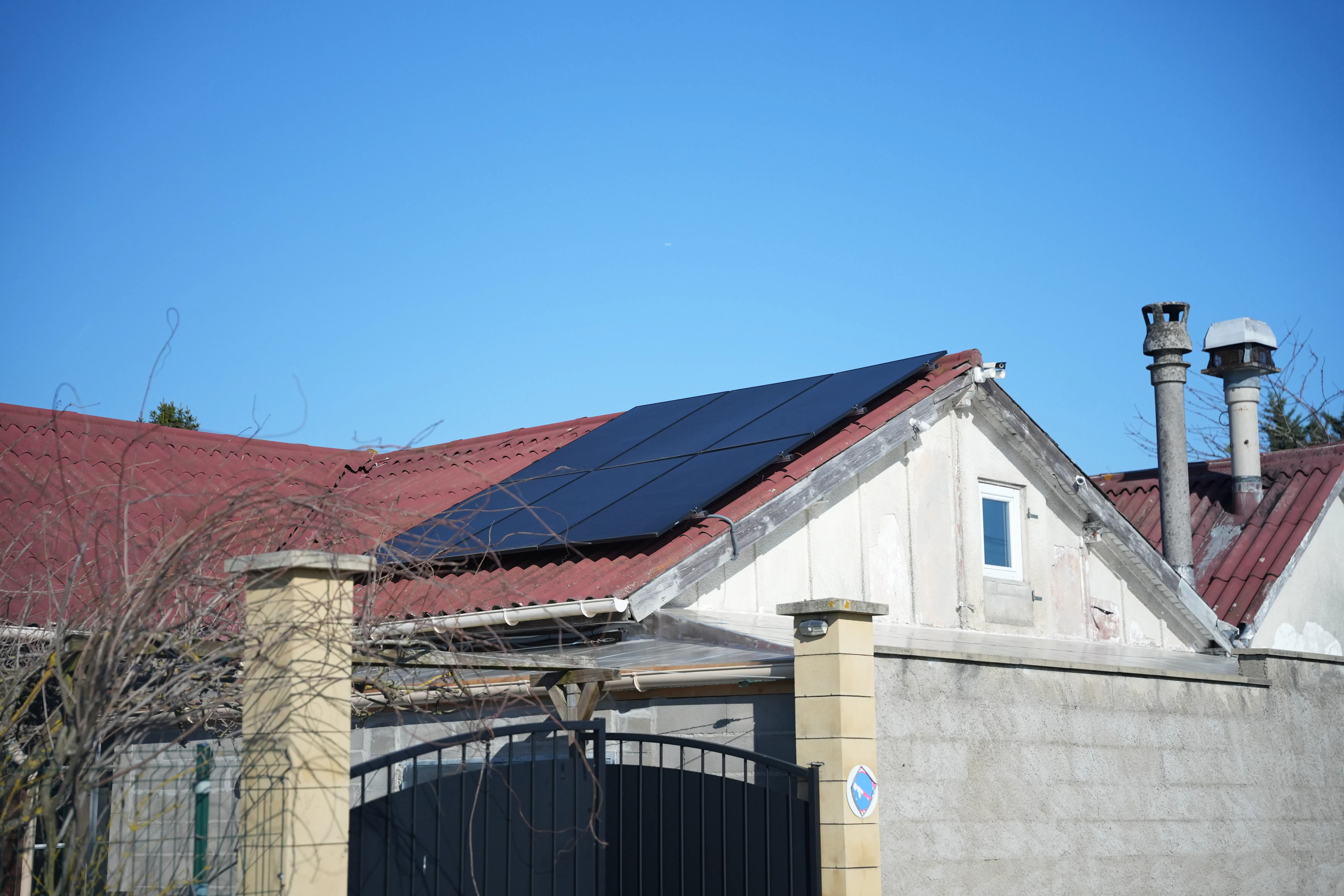 Panneaux solaires installés chez monsieur Red Mar Juliano sur le toit de sa maison