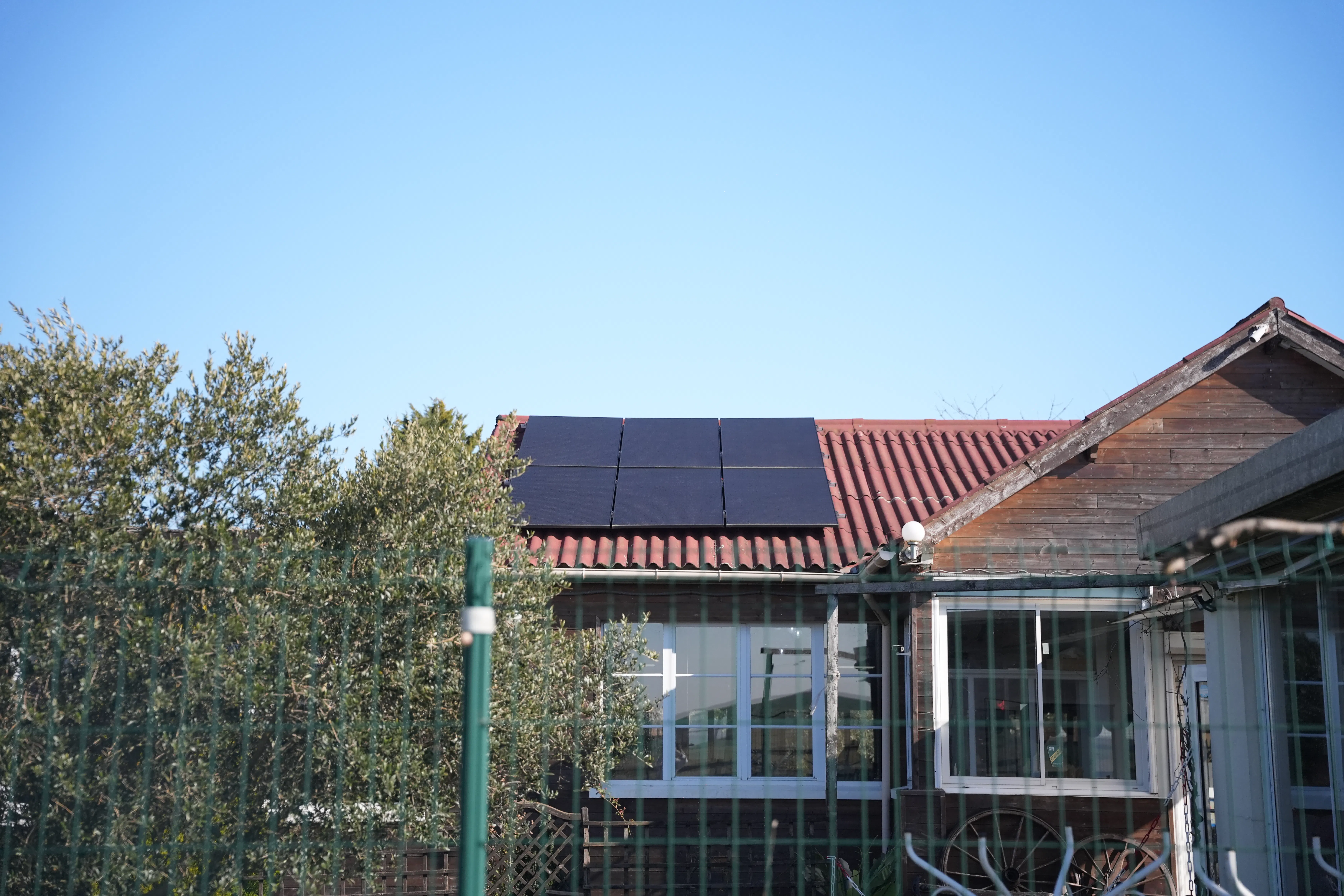 Panneaux solaires installés chez monsieur Red Mar Juliano sur le toit de sa maison