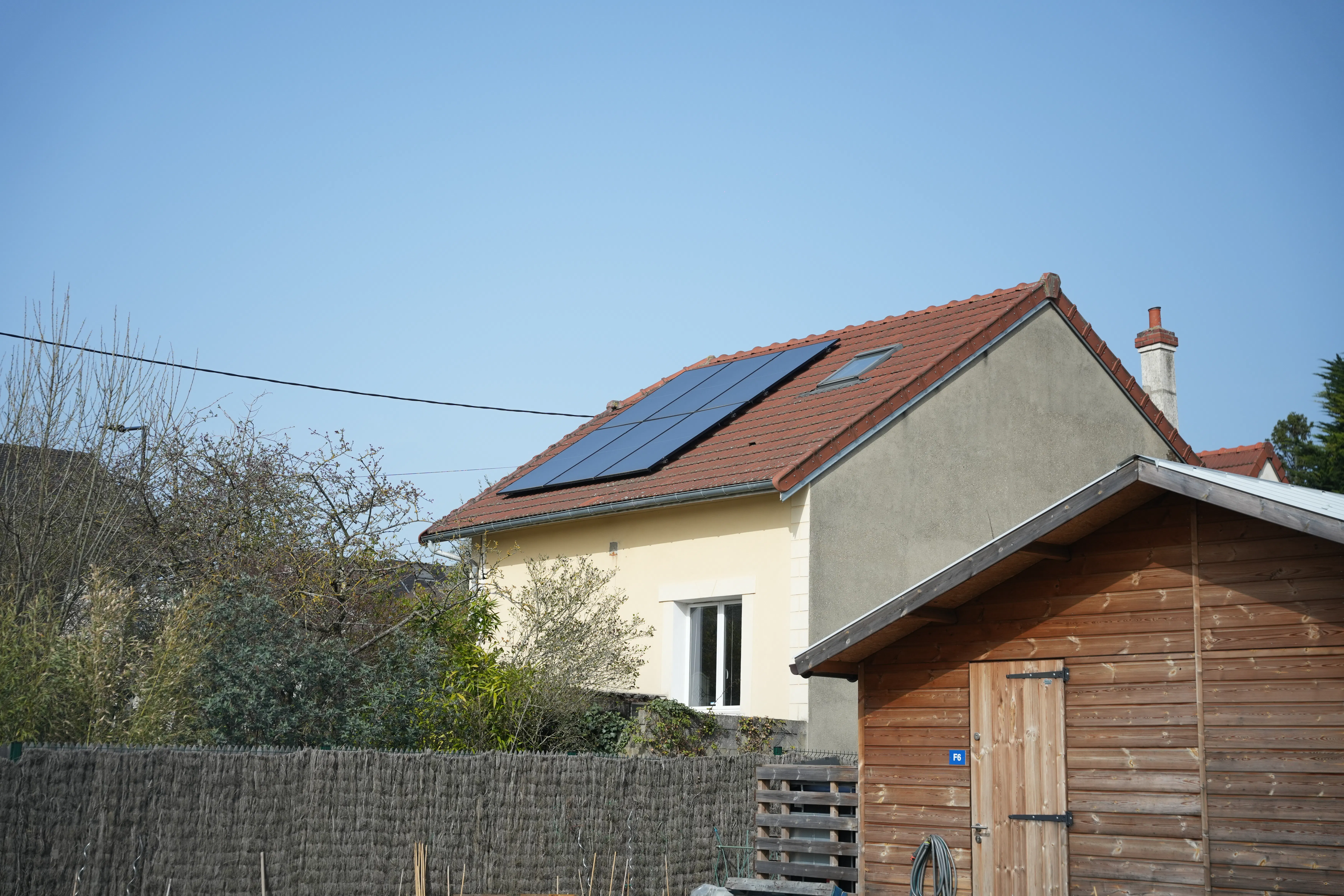 Panneaux solaires installés chez monsieur Marion sur le toit de sa maison