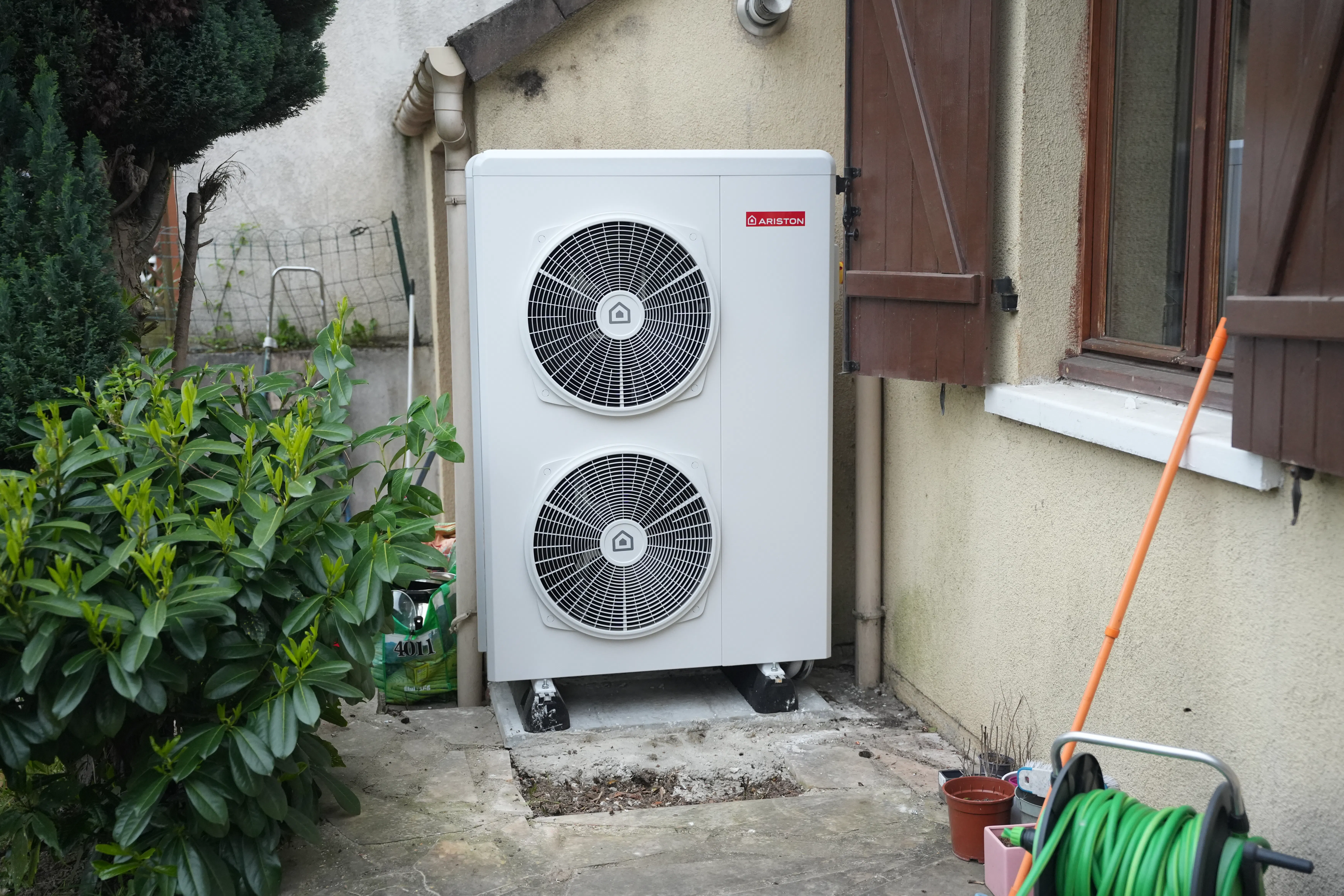 Pompe à chaleur air eau et ballon thermodynamique installés chez madame De Almeida par Avisun x Carrefour énergies