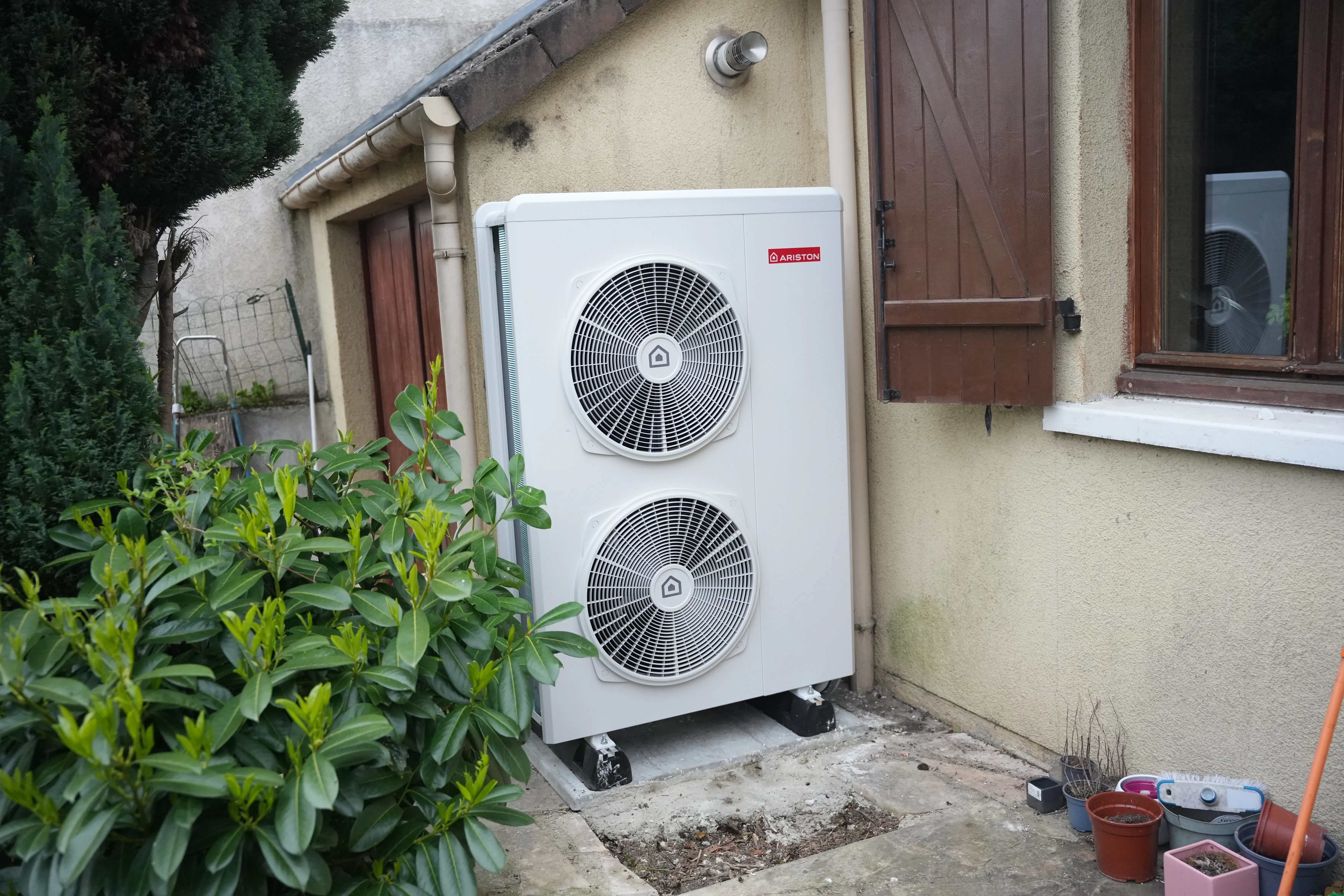 Pompe à chaleur air eau et ballon thermodynamique installés chez madame De Almeida par Avisun x Carrefour énergies